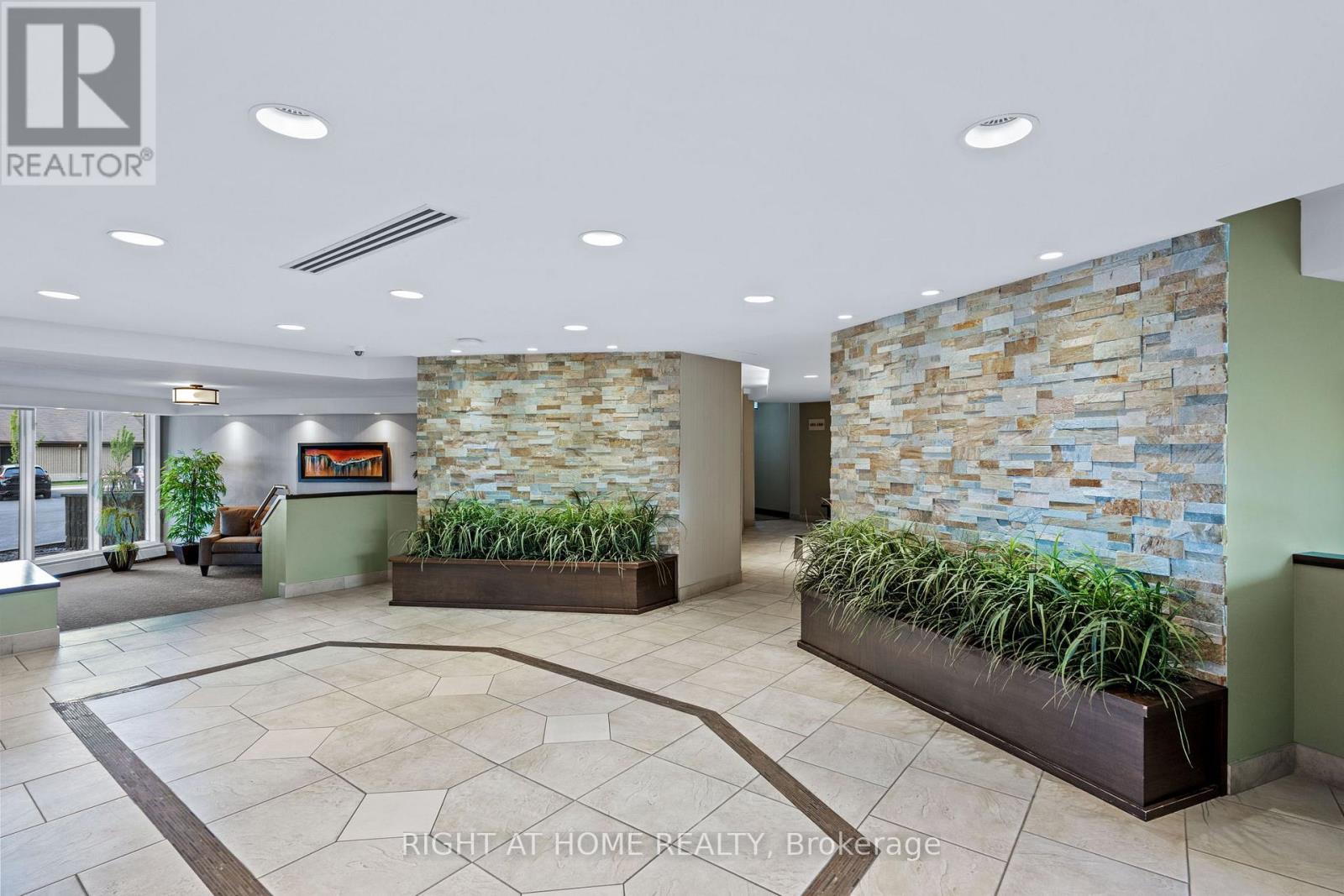 906 - 1171 Ambleside Drive, Ottawa, Ontario  K2B 8E1 - Photo 4 - X12702192