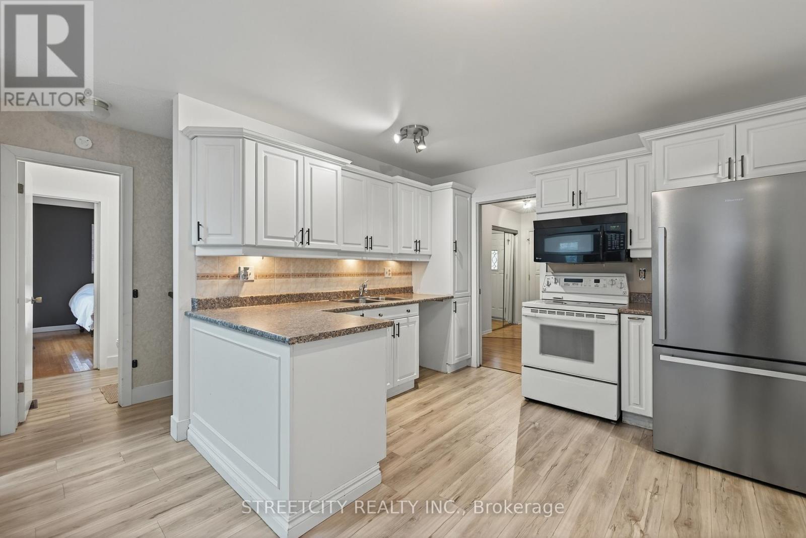 696 Village Green Avenue, London South, Ontario  N6K 1H1 - Photo 18 - X12935976