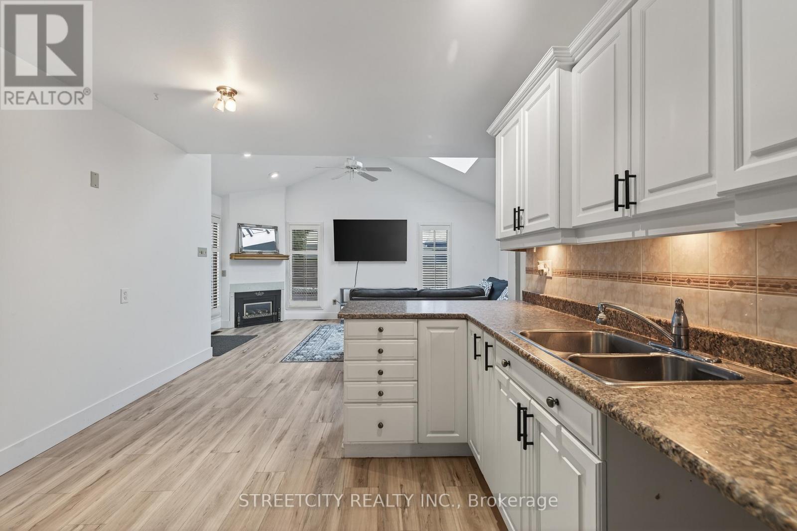 696 Village Green Avenue, London South, Ontario  N6K 1H1 - Photo 19 - X12935976