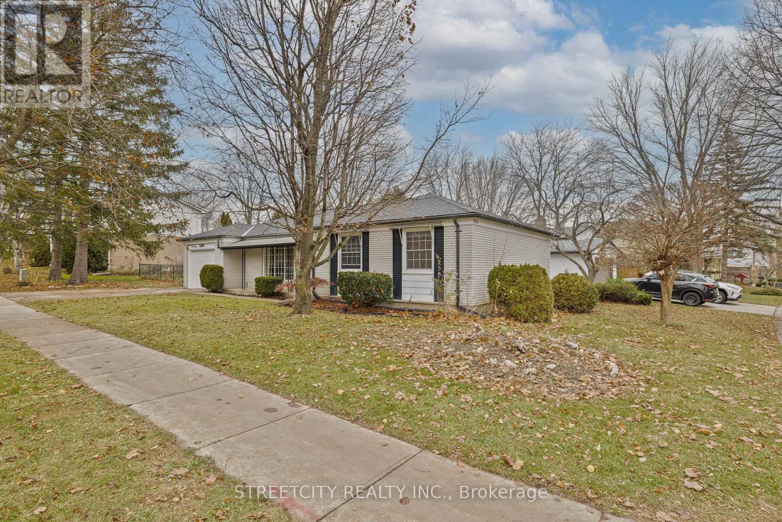 696 Village Green Avenue, London South, Ontario  N6K 1H1 - Photo 2 - X12935976