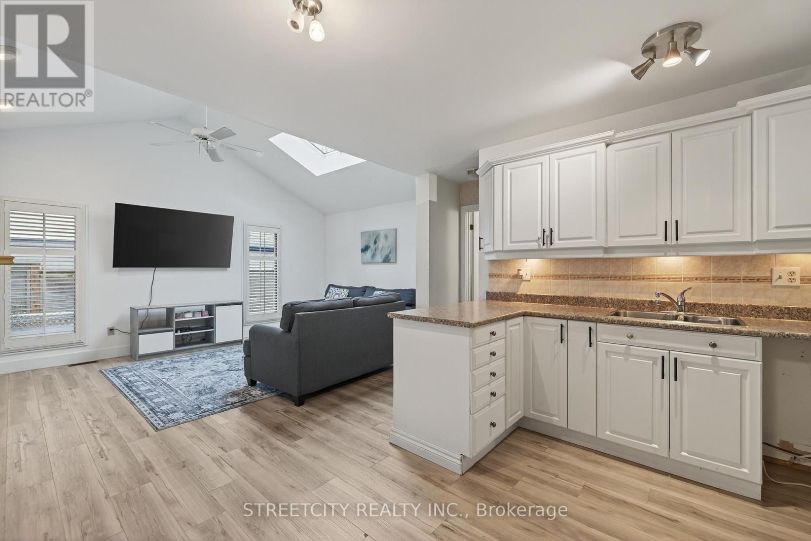 696 Village Green Avenue, London South, Ontario  N6K 1H1 - Photo 20 - X12935976