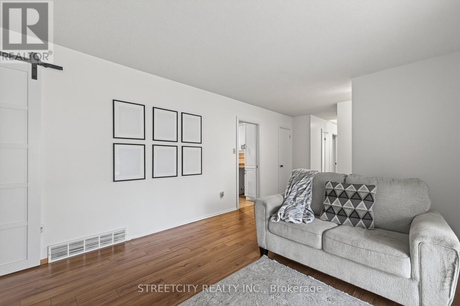 696 Village Green Avenue, London South, Ontario  N6K 1H1 - Photo 8 - X12935976