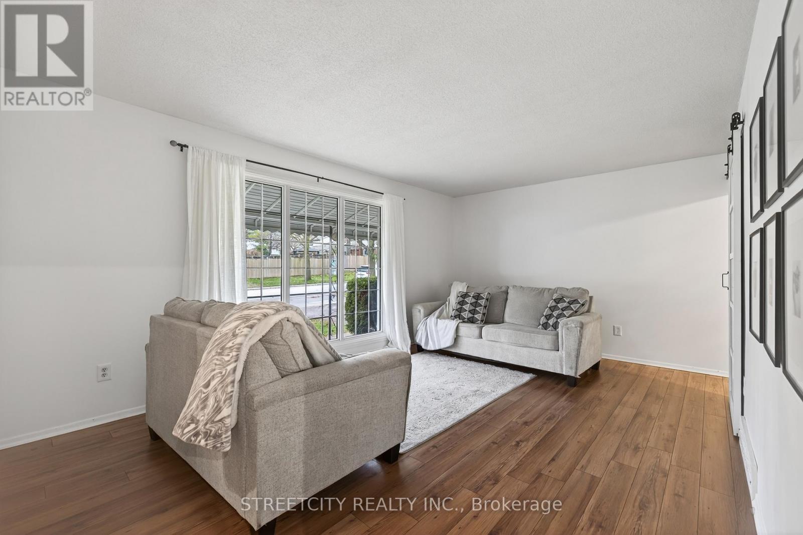 696 Village Green Avenue, London South, Ontario  N6K 1H1 - Photo 9 - X12935976