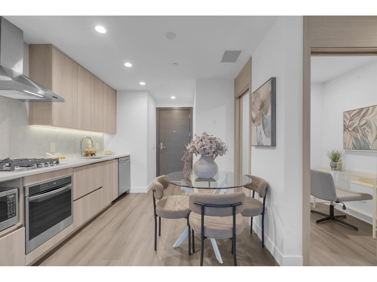 1501 10750 135a Street, Surrey, British Columbia  V3T 0V4 - Photo 2 - R3103787