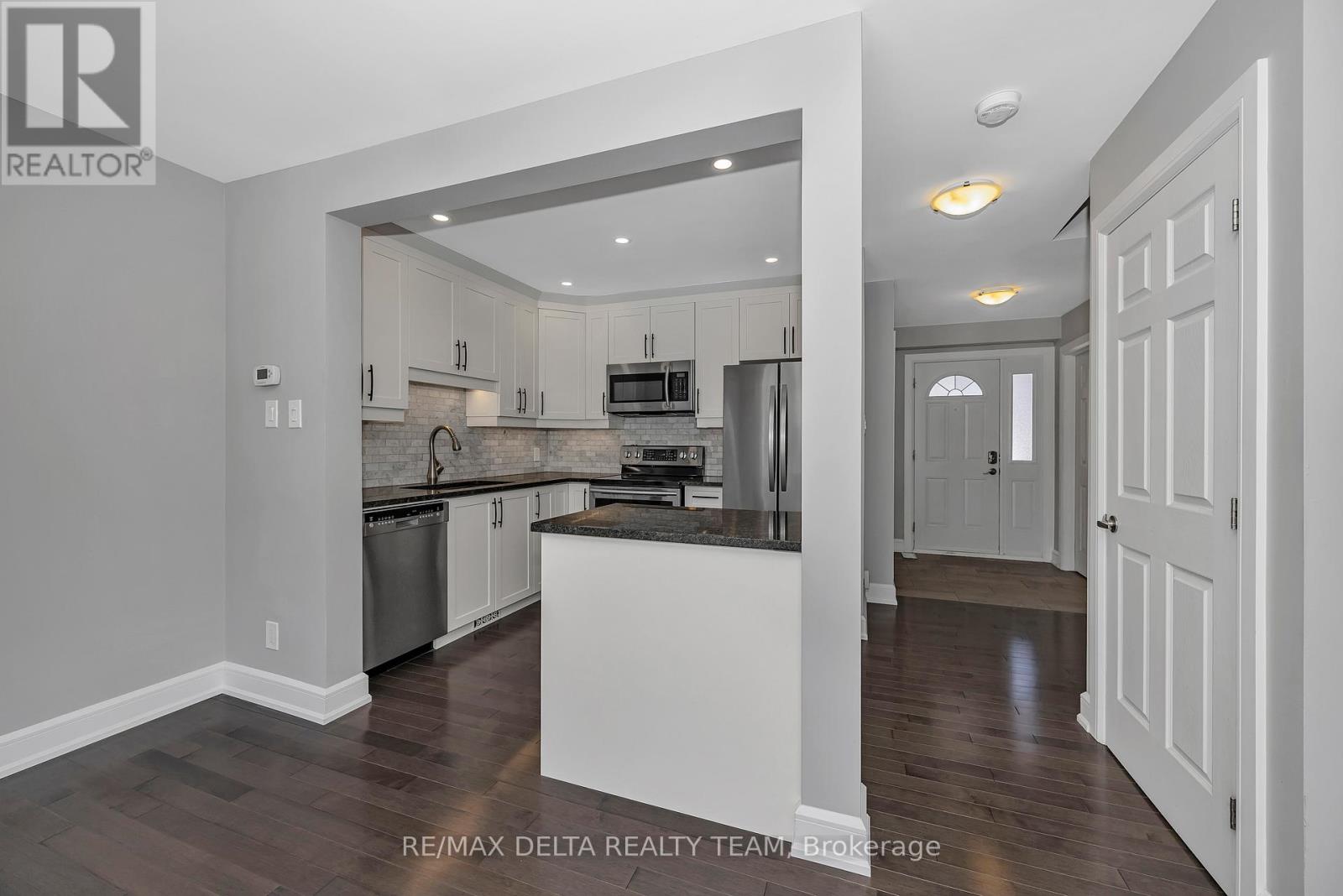 57 Blackdome Crescent, Ottawa, Ontario  K2T 1B1 - Photo 8 - X12935988