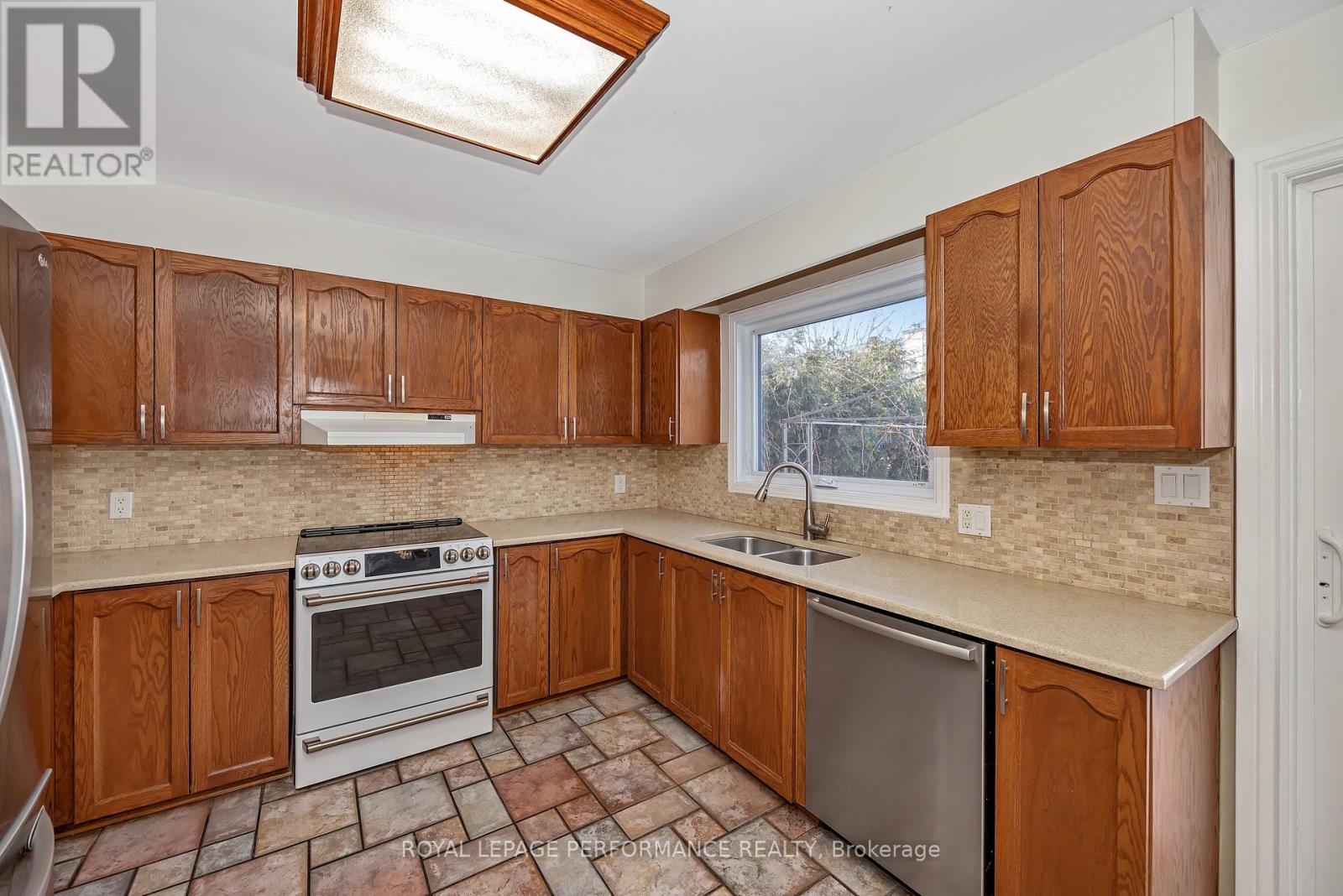 2023 Rolling Brook Drive, Ottawa, Ontario  K1W 1C9 - Photo 11 - X12936050