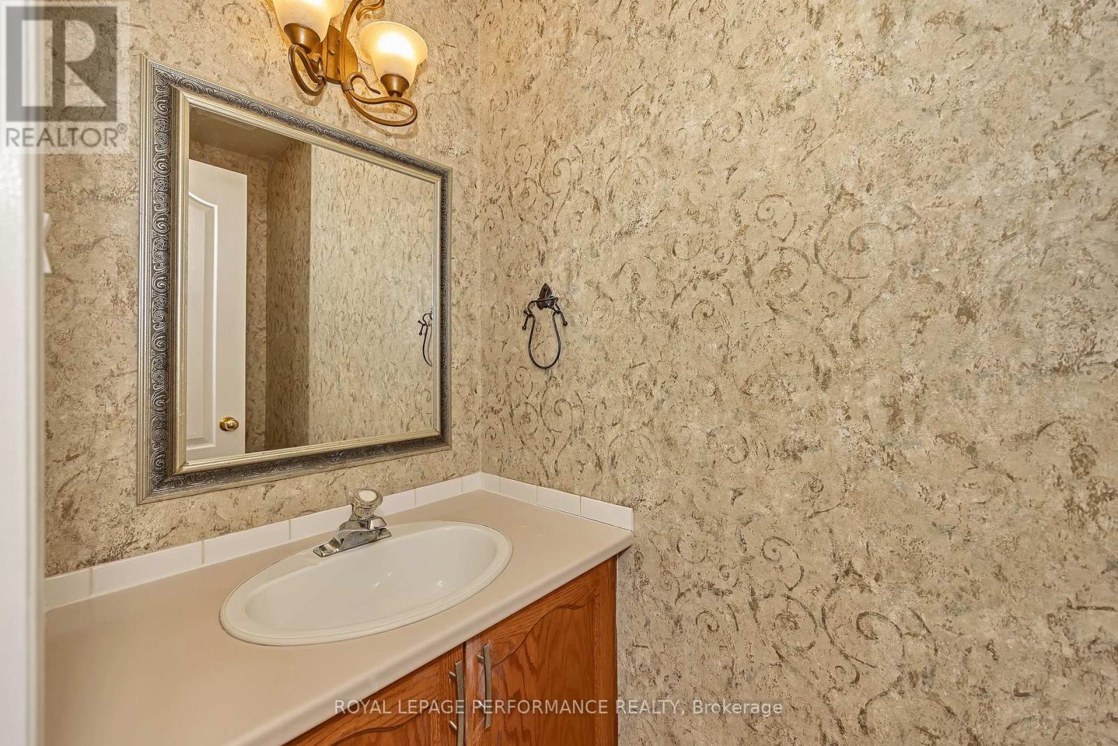 2023 Rolling Brook Drive, Ottawa, Ontario  K1W 1C9 - Photo 13 - X12936050