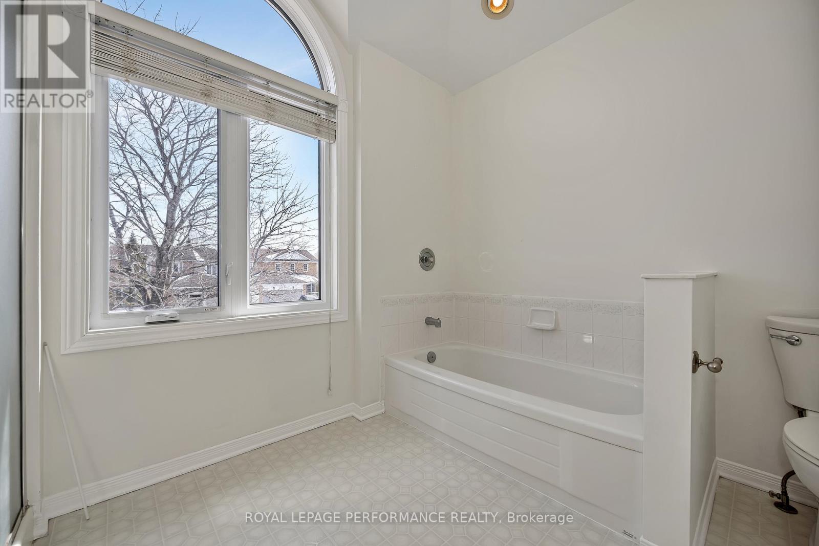 2023 Rolling Brook Drive, Ottawa, Ontario  K1W 1C9 - Photo 18 - X12936050