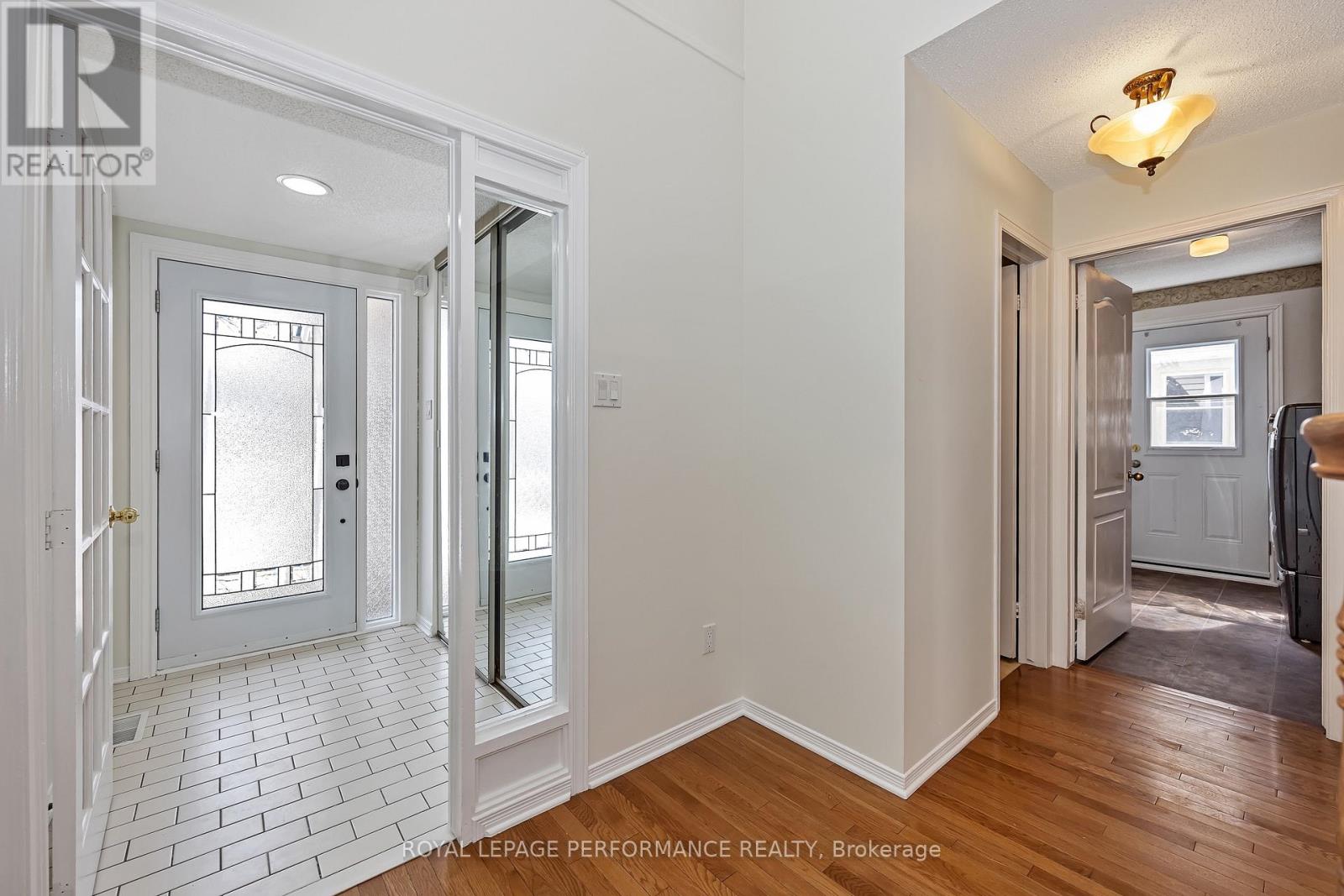 2023 Rolling Brook Drive, Ottawa, Ontario  K1W 1C9 - Photo 2 - X12936050