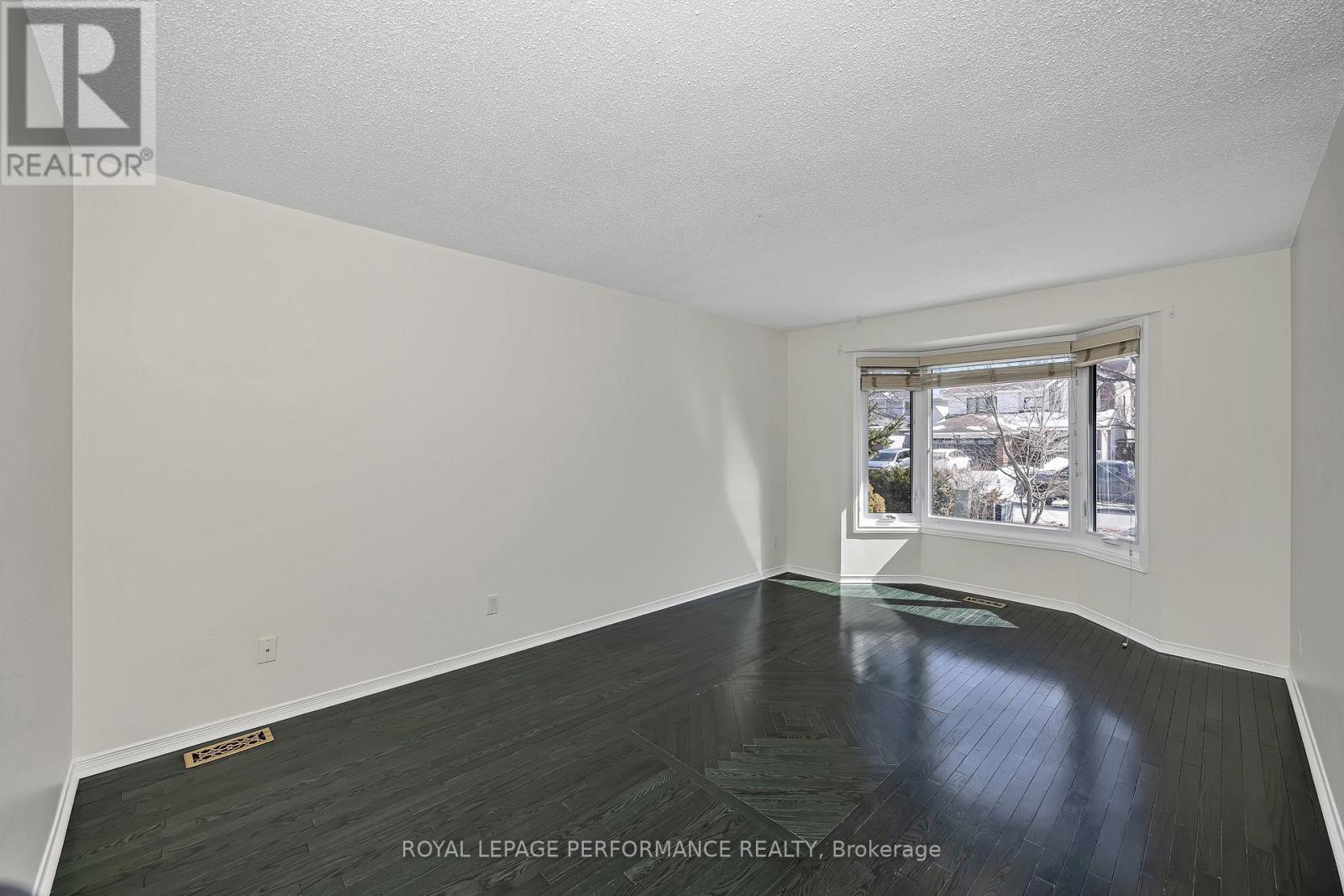 2023 Rolling Brook Drive, Ottawa, Ontario  K1W 1C9 - Photo 4 - X12936050