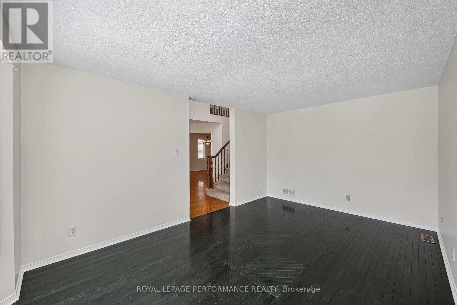 2023 Rolling Brook Drive, Ottawa, Ontario  K1W 1C9 - Photo 5 - X12936050