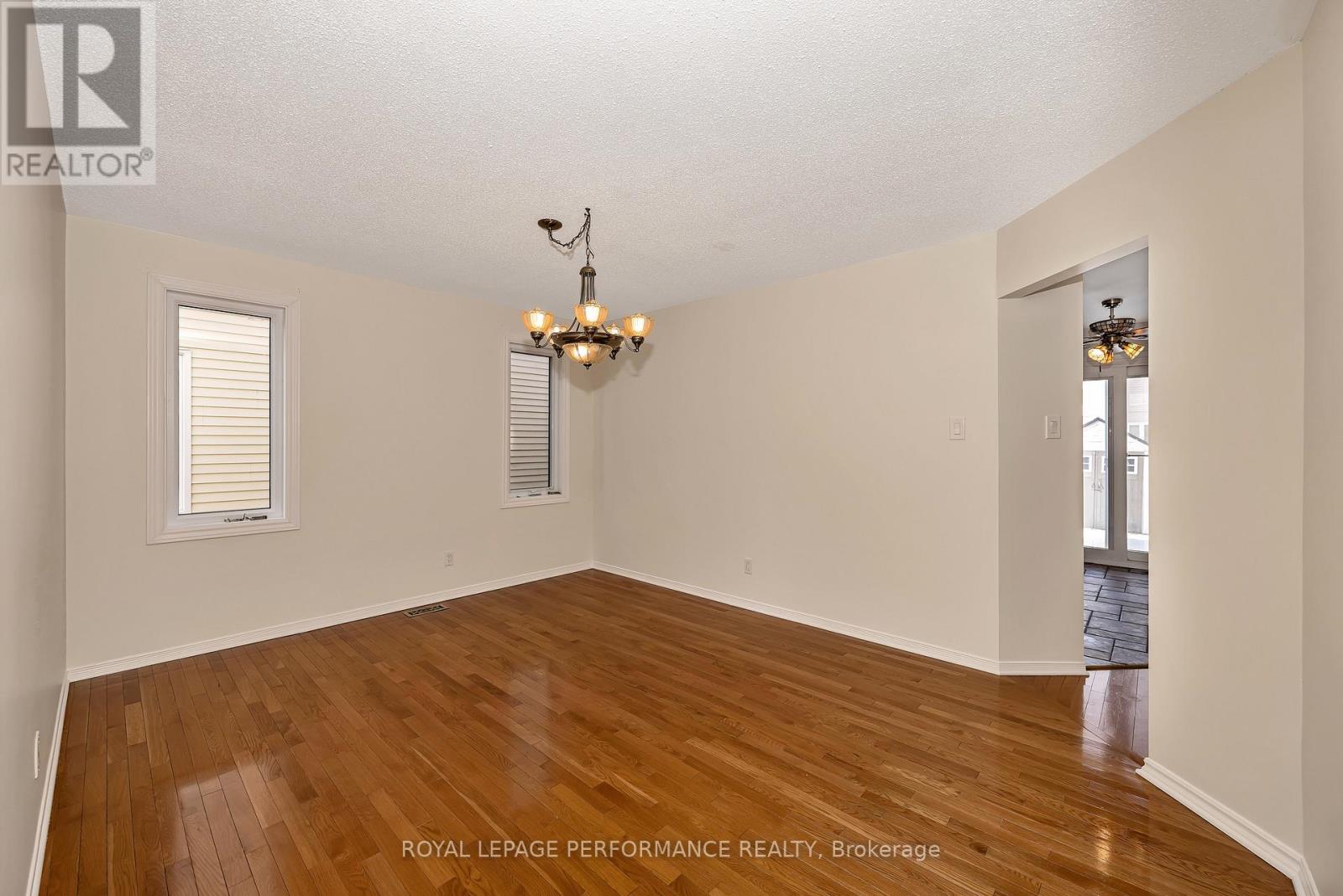 2023 Rolling Brook Drive, Ottawa, Ontario  K1W 1C9 - Photo 6 - X12936050