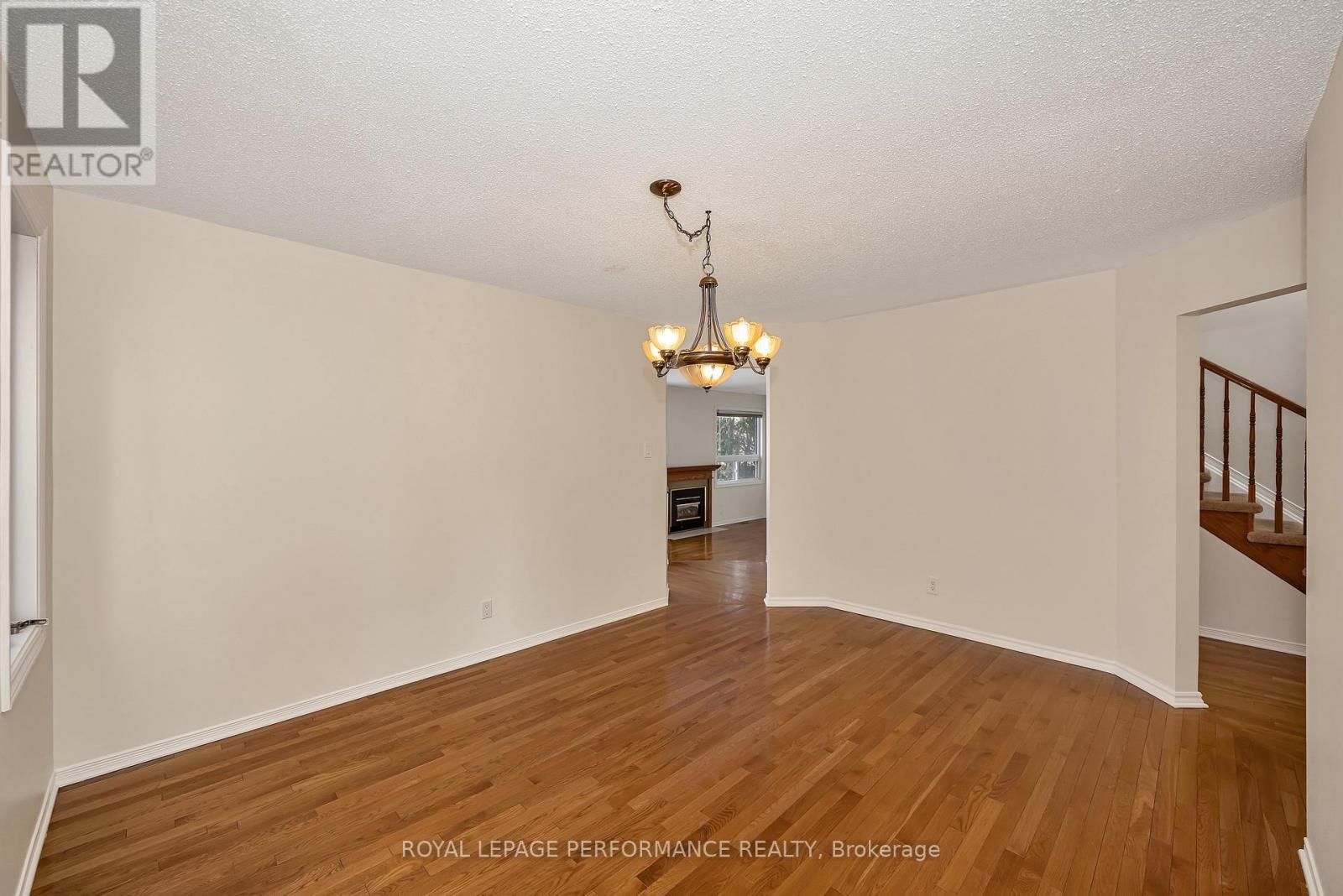 2023 Rolling Brook Drive, Ottawa, Ontario  K1W 1C9 - Photo 7 - X12936050