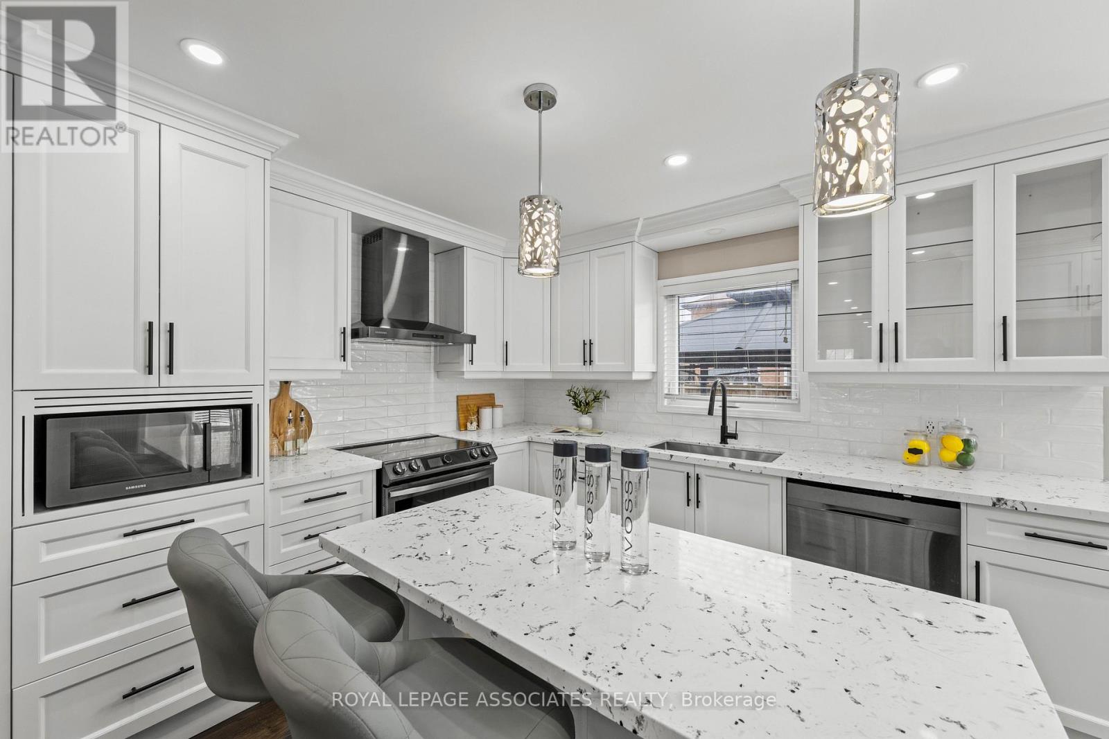 33 Hutton Crescent, Caledon, Ontario  L7C 1A3 - Photo 9 - W12923614