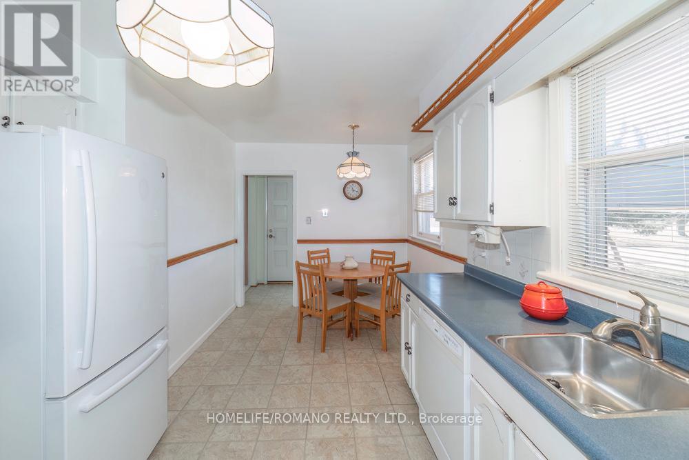 24 Densgrove Road, Toronto, Ontario  M1G 2A1 - Photo 9 - E12935970