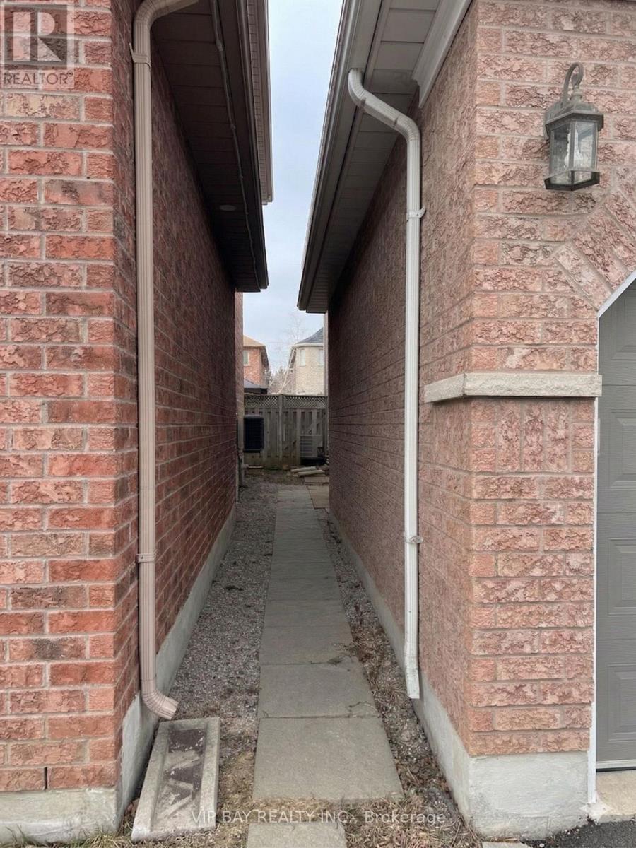 287 Mcbride Crescent, Newmarket, Ontario  L3X 2W3 - Photo 2 - N12936070