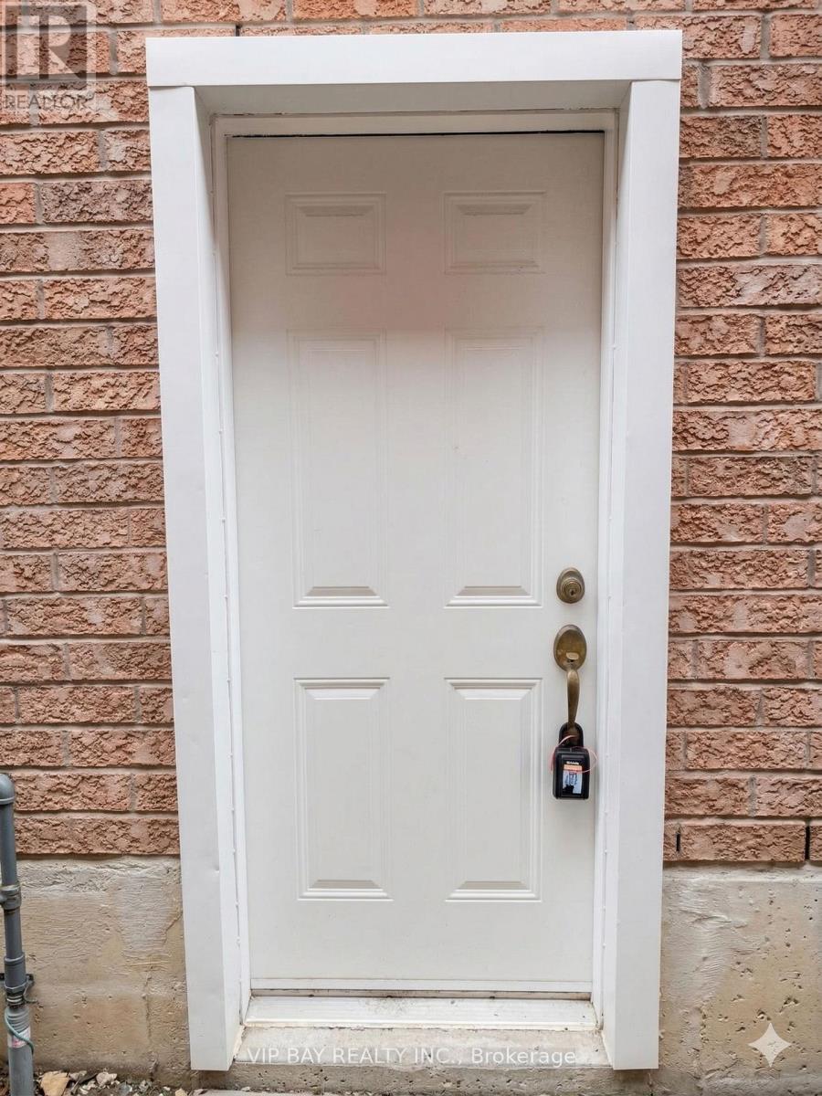 287 Mcbride Crescent, Newmarket, Ontario  L3X 2W3 - Photo 4 - N12936070