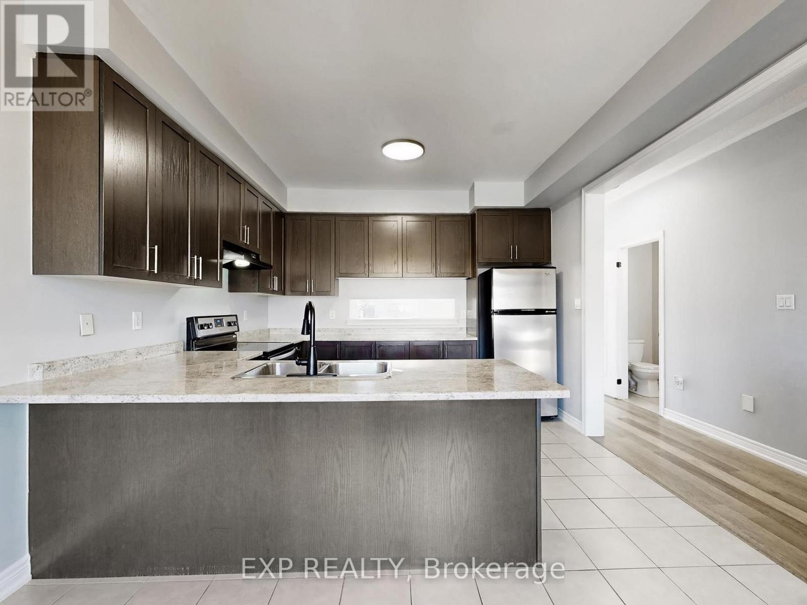 9 Matthewson Avenue, Bradford West Gwillimbury, Ontario  L3Z 3A7 - Photo 8 - N12932184