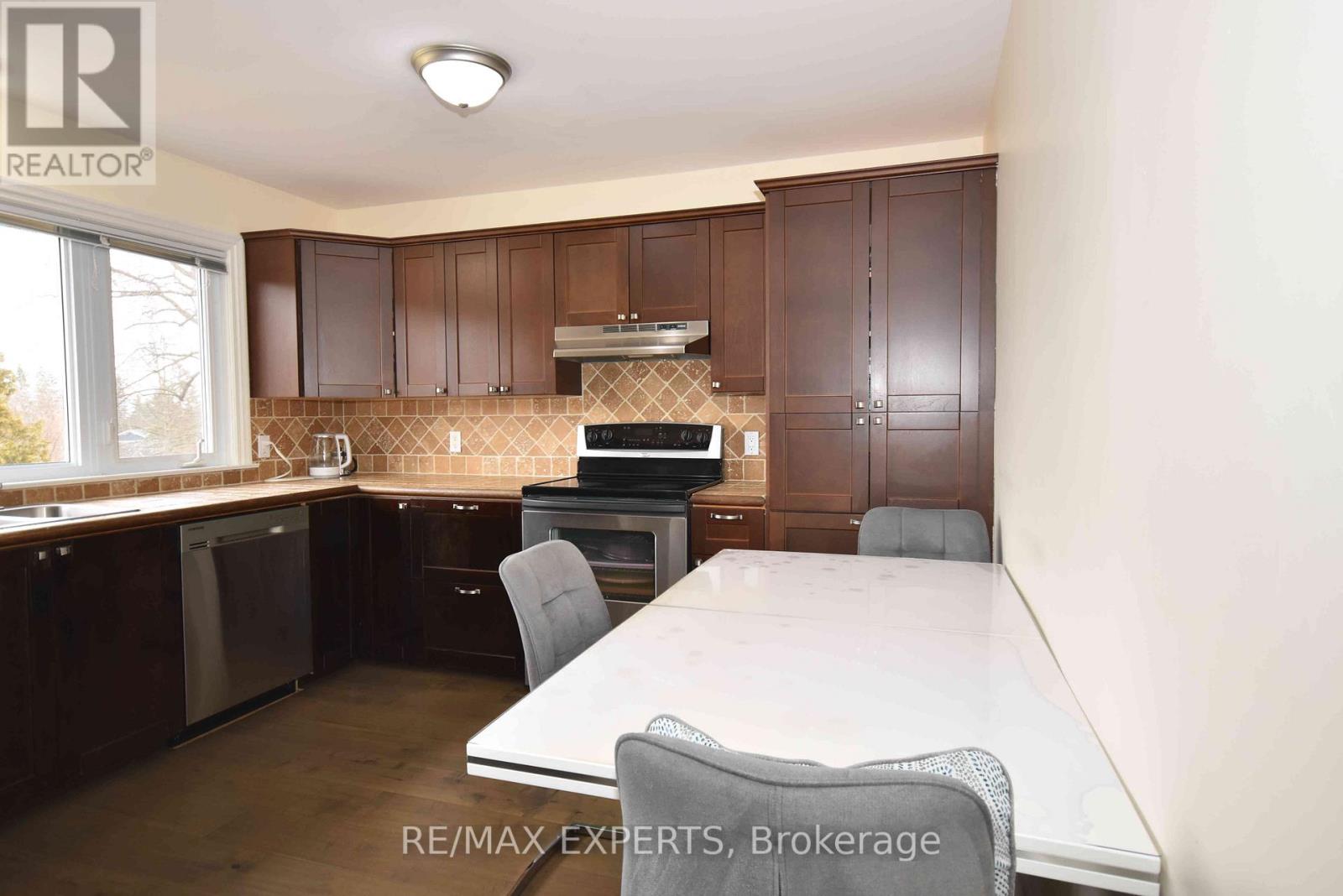 106 Centre Street, King (Schomberg), Ontario  L0G 1T0 - Photo 16 - N12934838