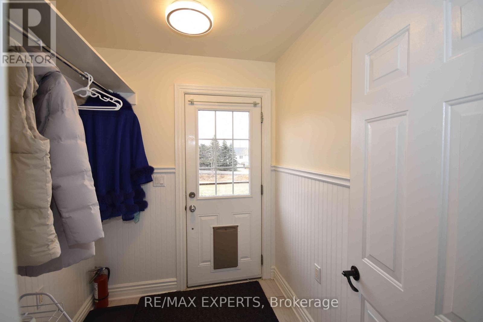 106 Centre Street, King (Schomberg), Ontario  L0G 1T0 - Photo 20 - N12934838