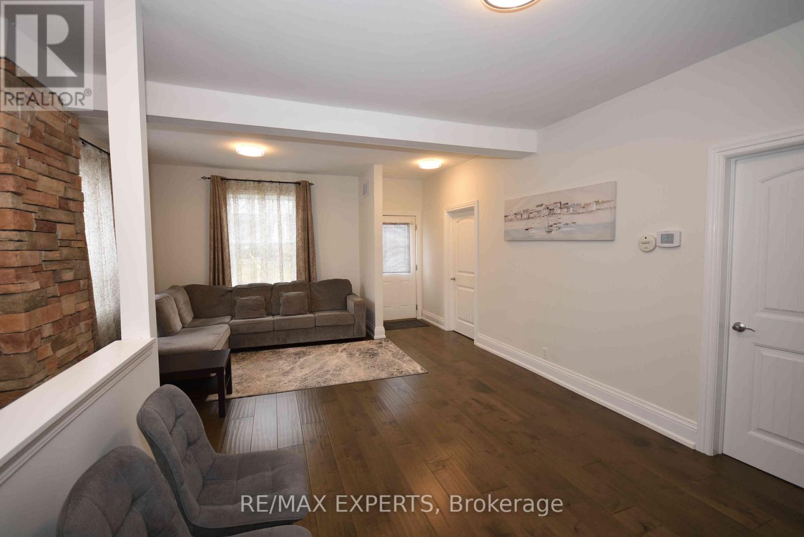 106 Centre Street, King (Schomberg), Ontario  L0G 1T0 - Photo 6 - N12934838