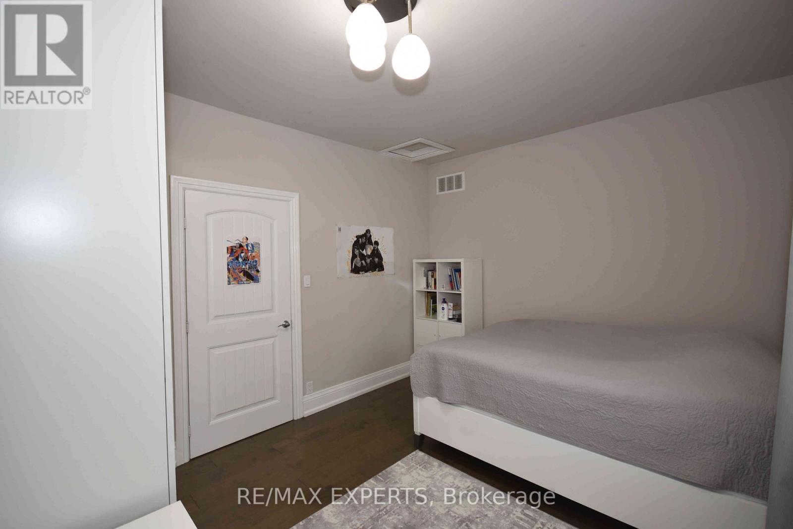 106 Centre Street, King (Schomberg), Ontario  L0G 1T0 - Photo 13 - N12934838