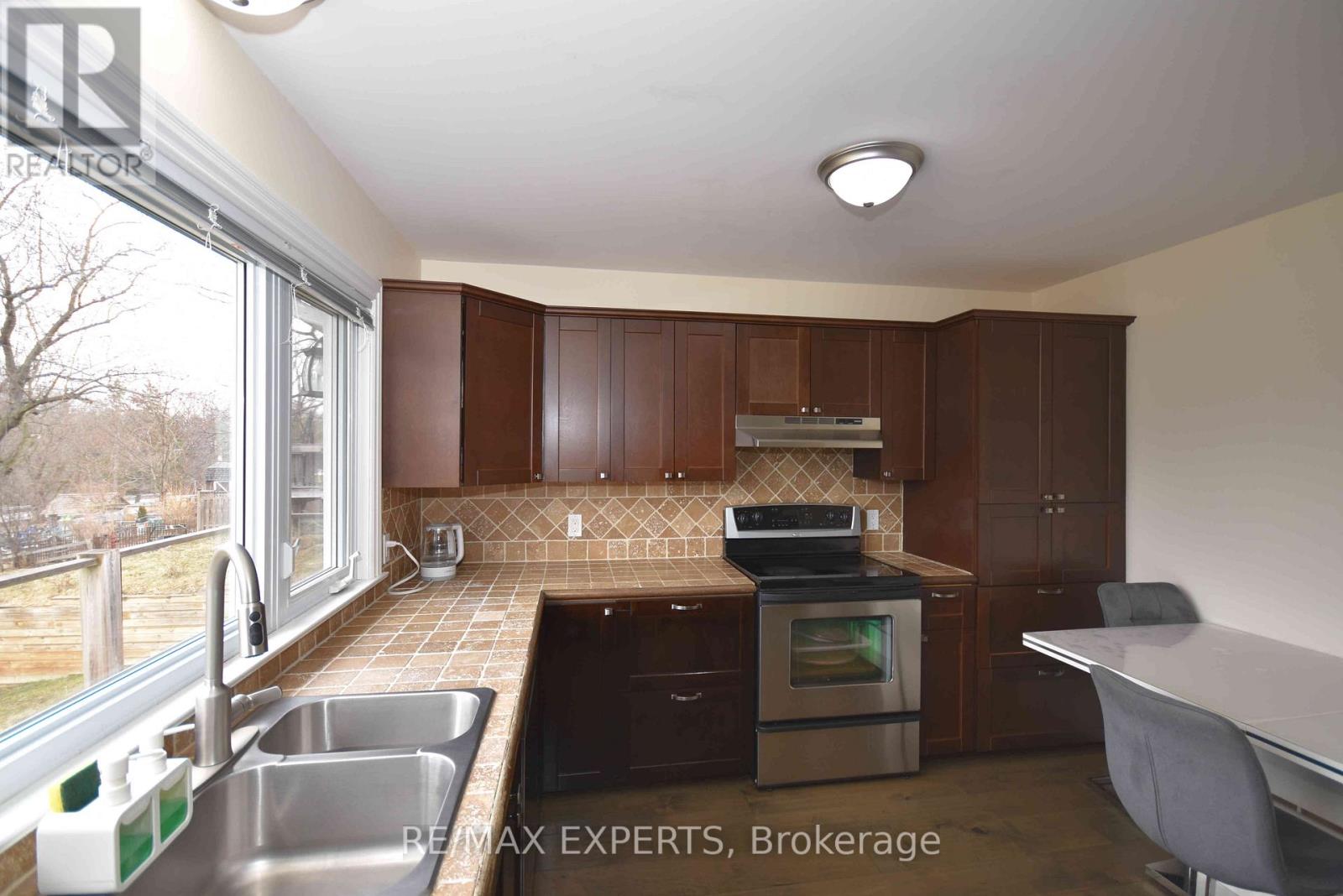 106 Centre Street, King (Schomberg), Ontario  L0G 1T0 - Photo 17 - N12934838