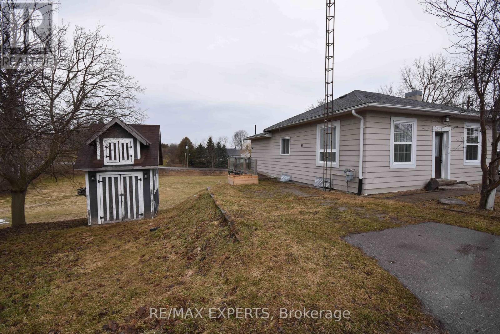 106 Centre Street, King (Schomberg), Ontario  L0G 1T0 - Photo 3 - N12934838