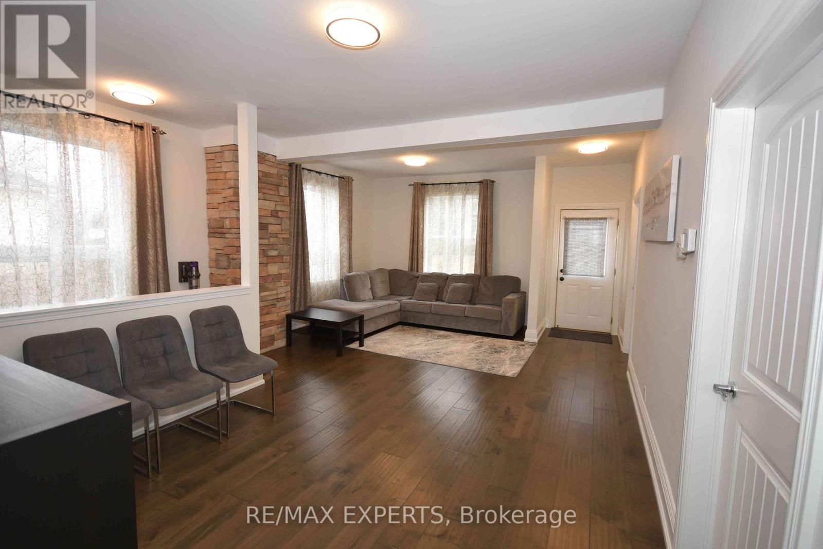 106 Centre Street, King (Schomberg), Ontario  L0G 1T0 - Photo 7 - N12934838