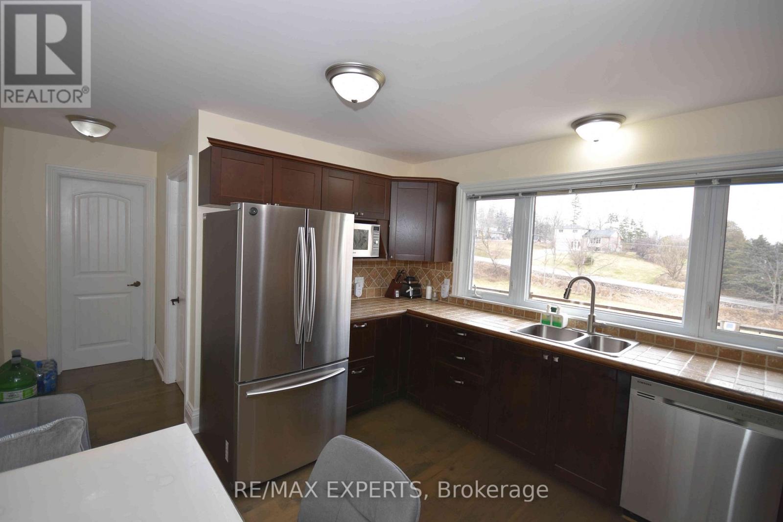 106 Centre Street, King (Schomberg), Ontario  L0G 1T0 - Photo 18 - N12934838