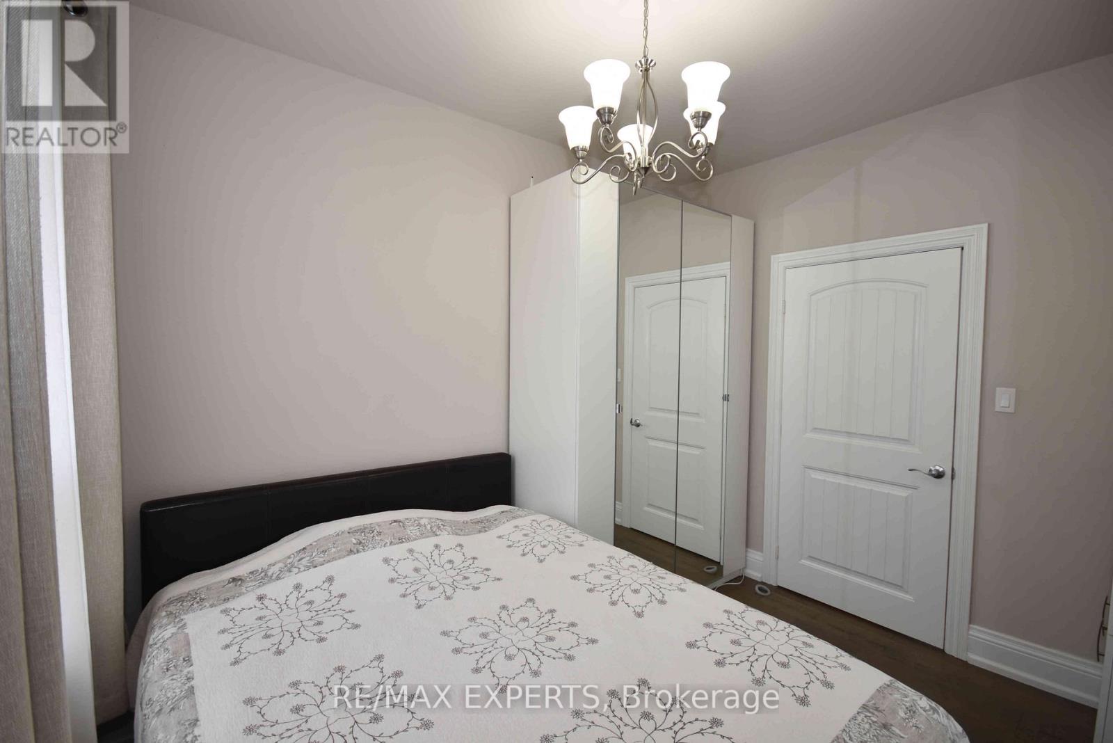 106 Centre Street, King (Schomberg), Ontario  L0G 1T0 - Photo 10 - N12934838