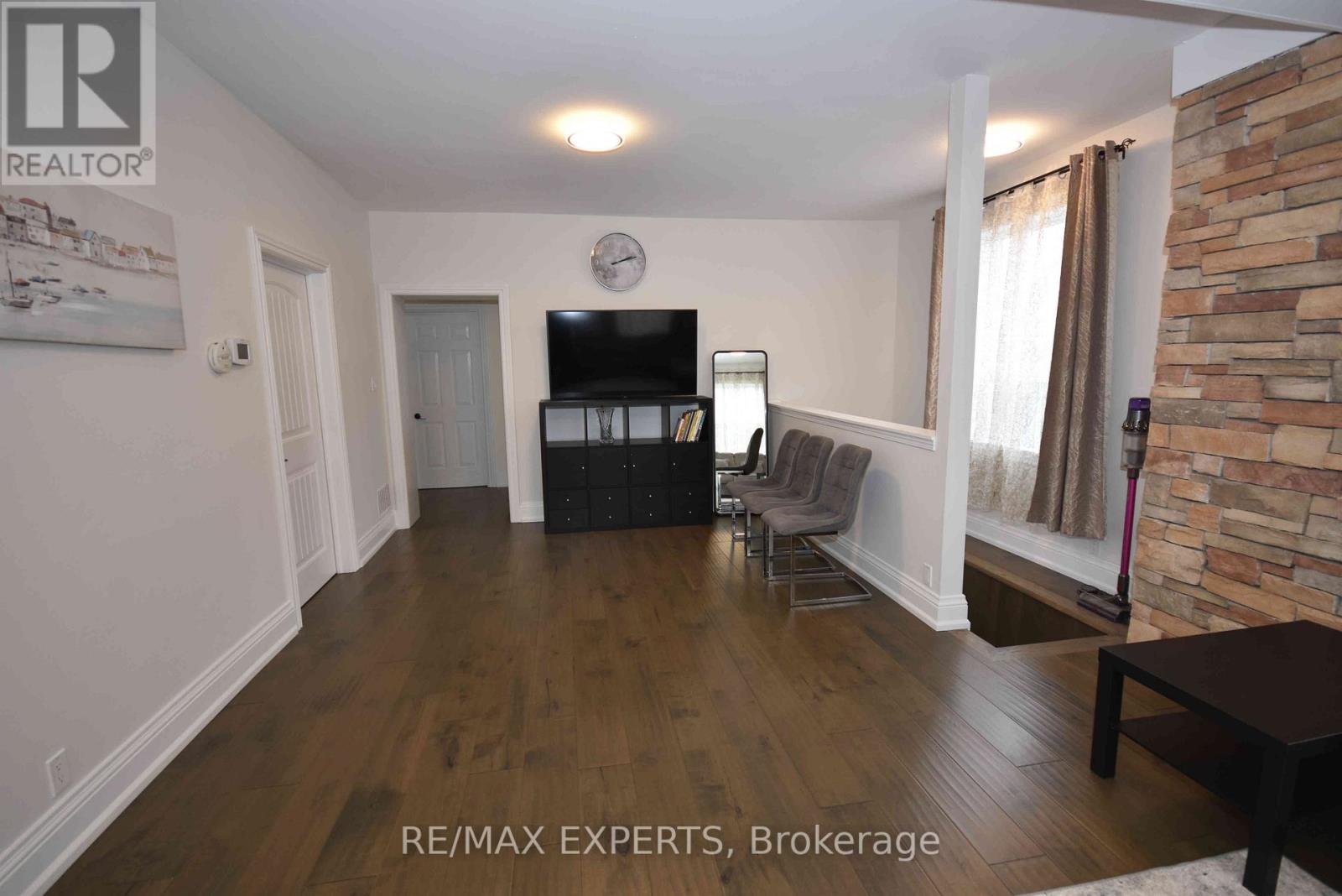 106 Centre Street, King (Schomberg), Ontario  L0G 1T0 - Photo 4 - N12934838