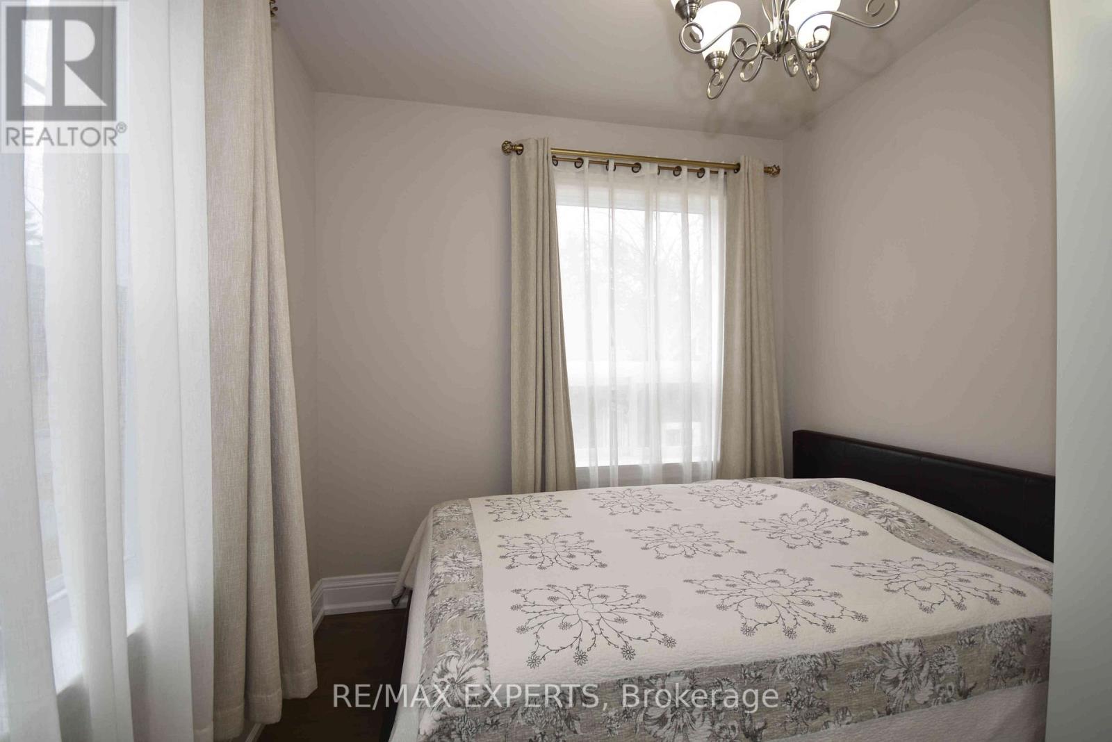 106 Centre Street, King (Schomberg), Ontario  L0G 1T0 - Photo 8 - N12934838