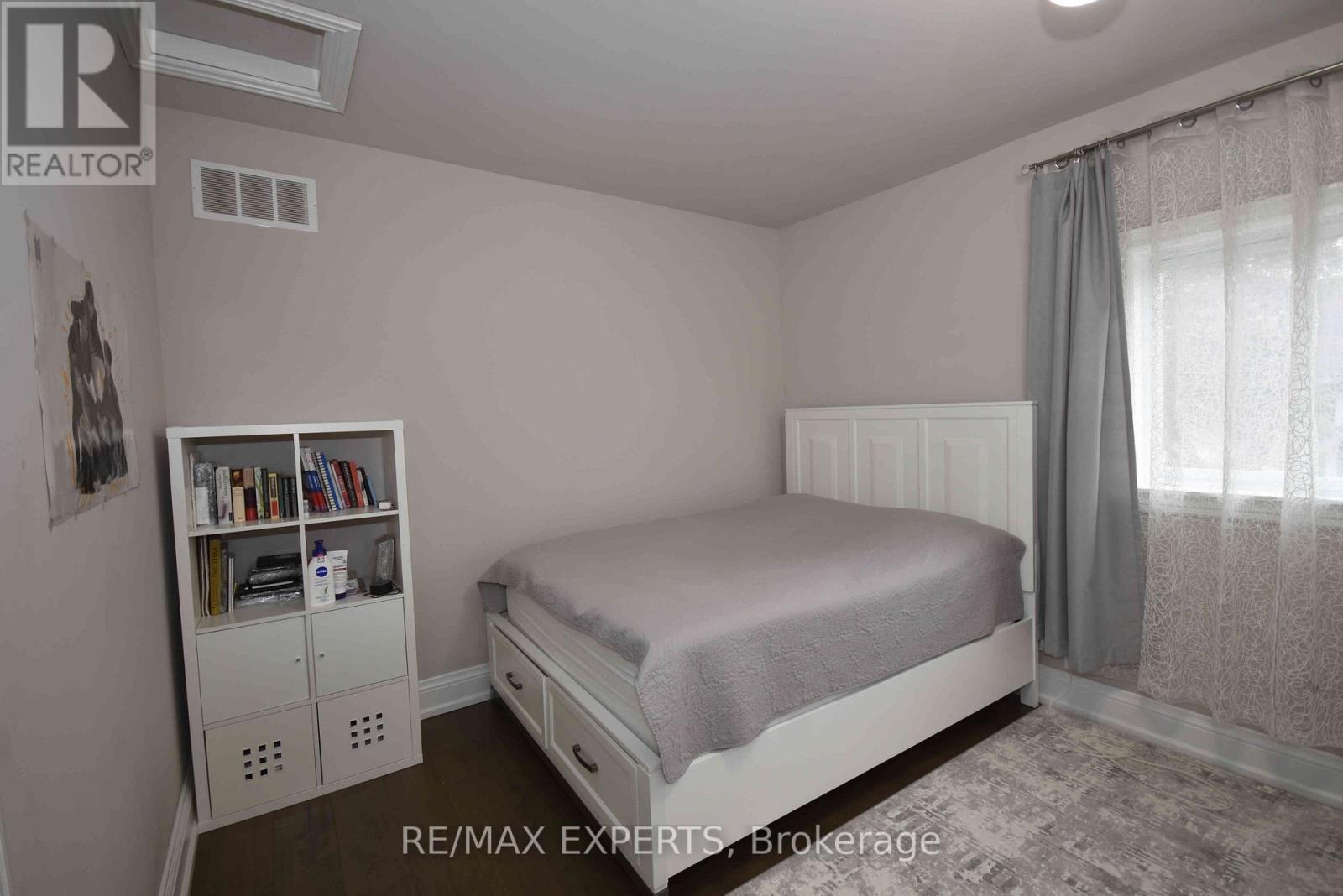 106 Centre Street, King (Schomberg), Ontario  L0G 1T0 - Photo 11 - N12934838