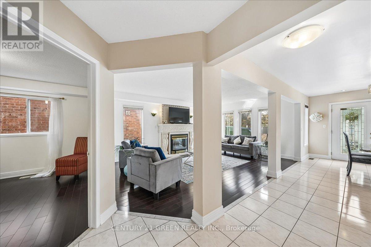 1031 Blueheron Boulevard, Mississauga, Ontario  L5V 2J8 - Photo 12 - W12935346