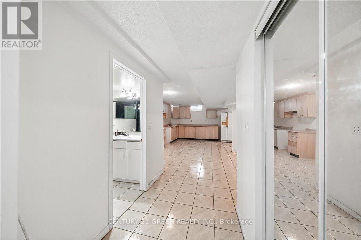 1031 Blueheron Boulevard, Mississauga, Ontario  L5V 2J8 - Photo 39 - W12935346