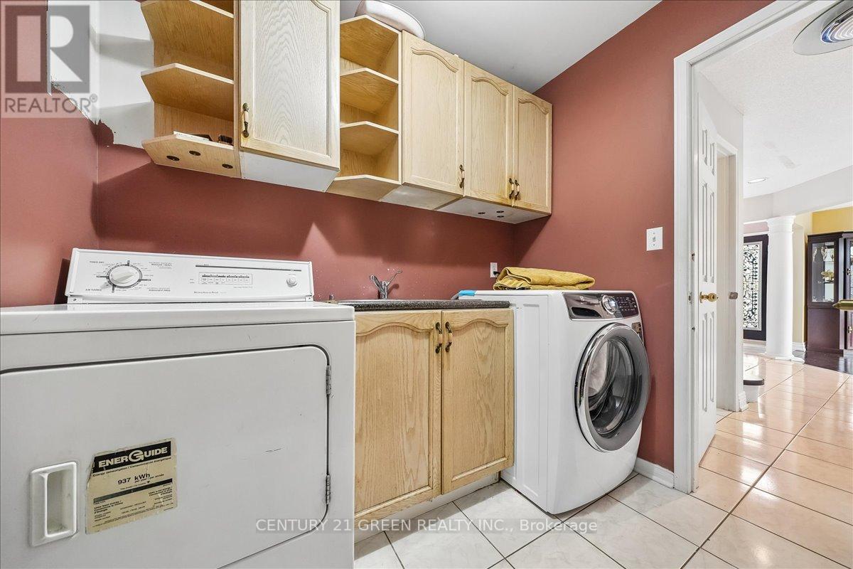 1031 Blueheron Boulevard, Mississauga, Ontario  L5V 2J8 - Photo 9 - W12935346