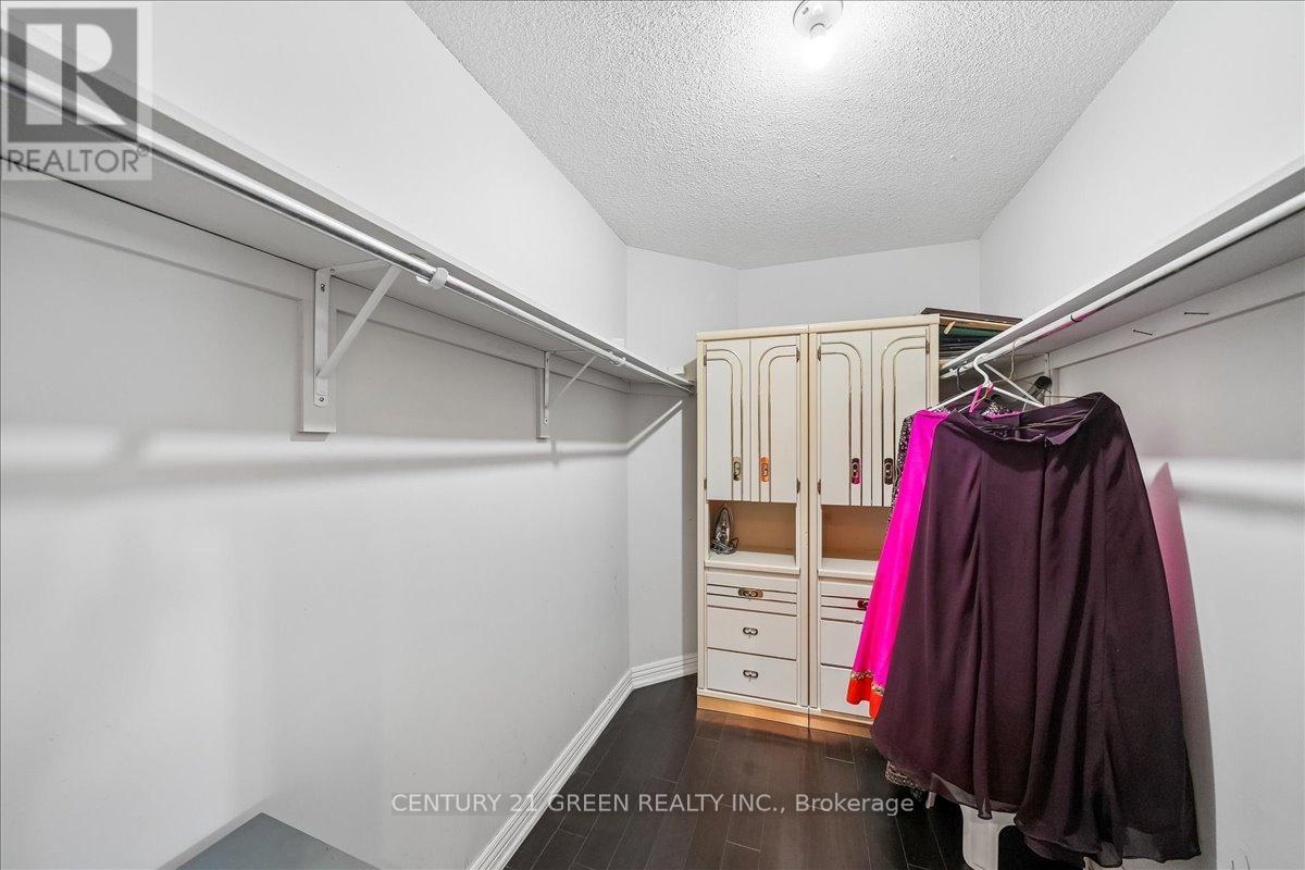 1031 Blueheron Boulevard, Mississauga, Ontario  L5V 2J8 - Photo 24 - W12935346