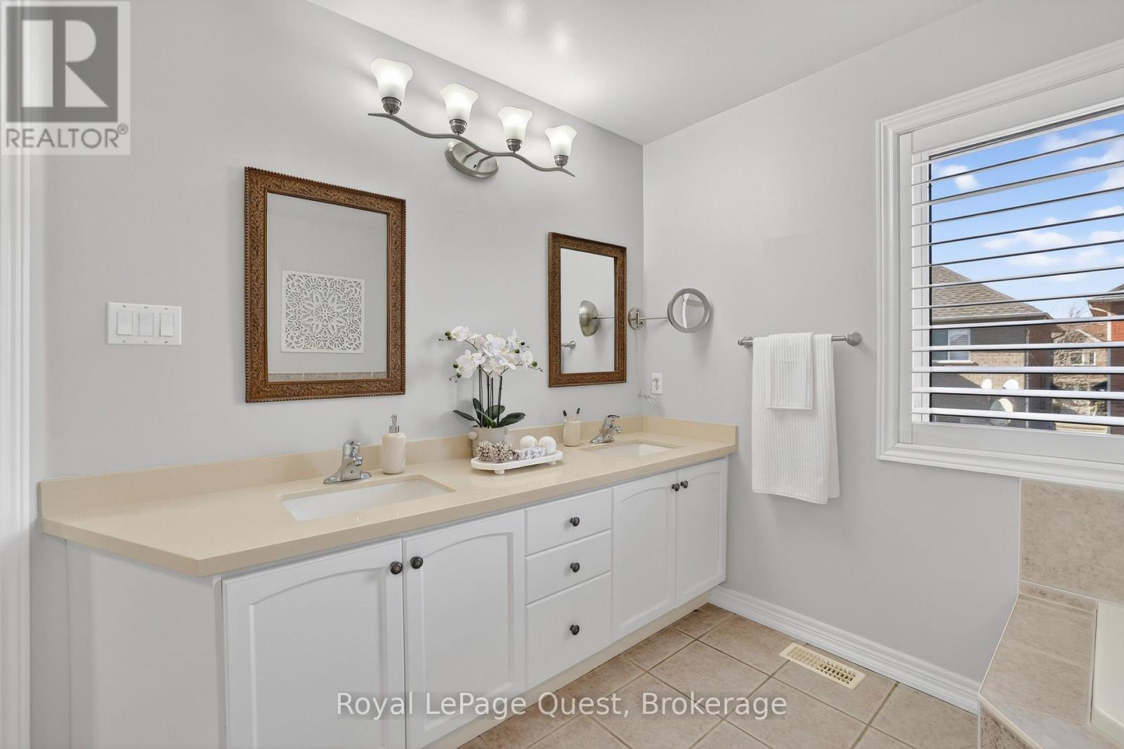 153 Woodbury Crescent, Newmarket (Summerhill Estates), Ontario  L3X 2S5 - Photo 18 - N12936320