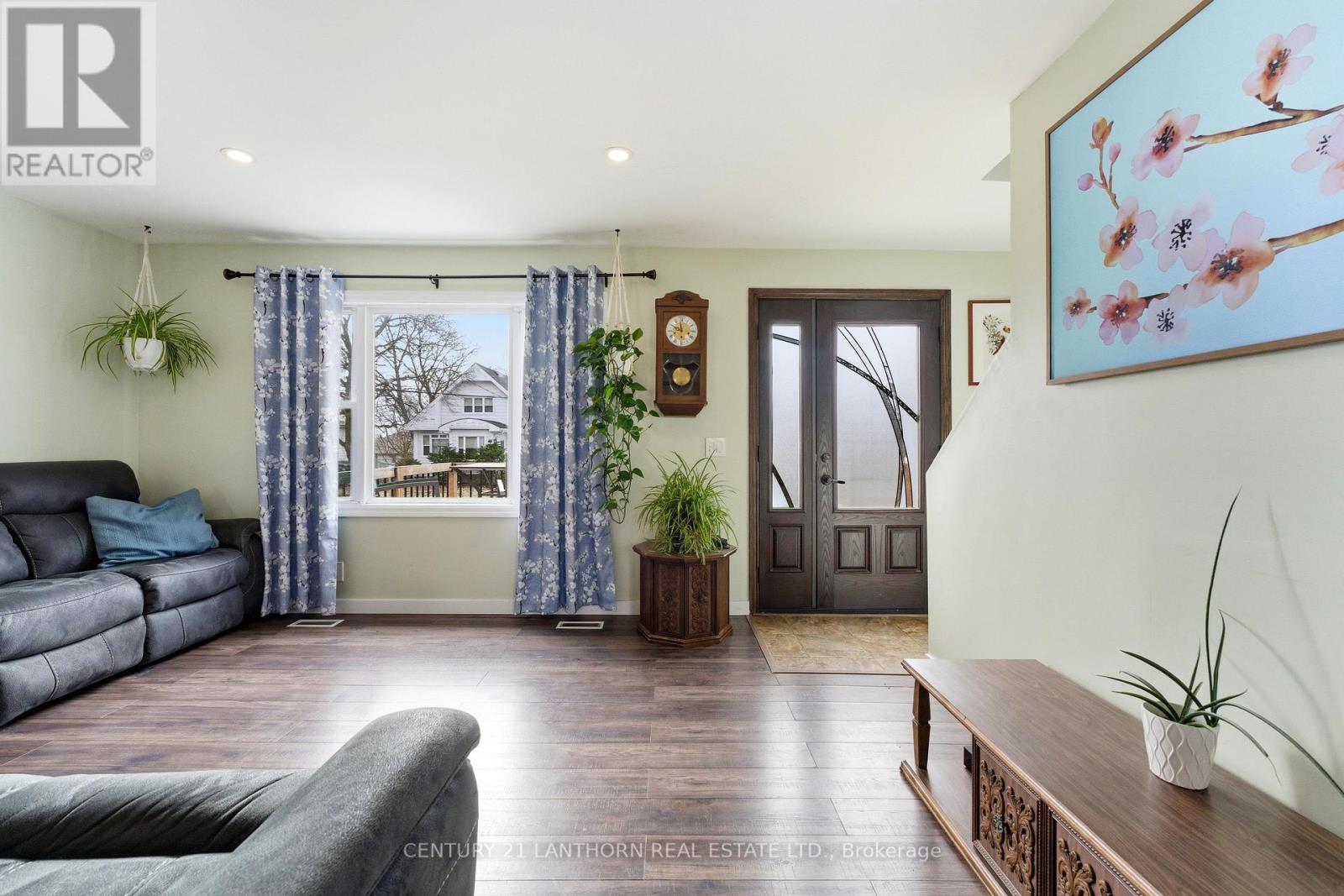 29 Valleyview Crescent, Belleville, Ontario  K8P 3E9 - Photo 3 - X12936212