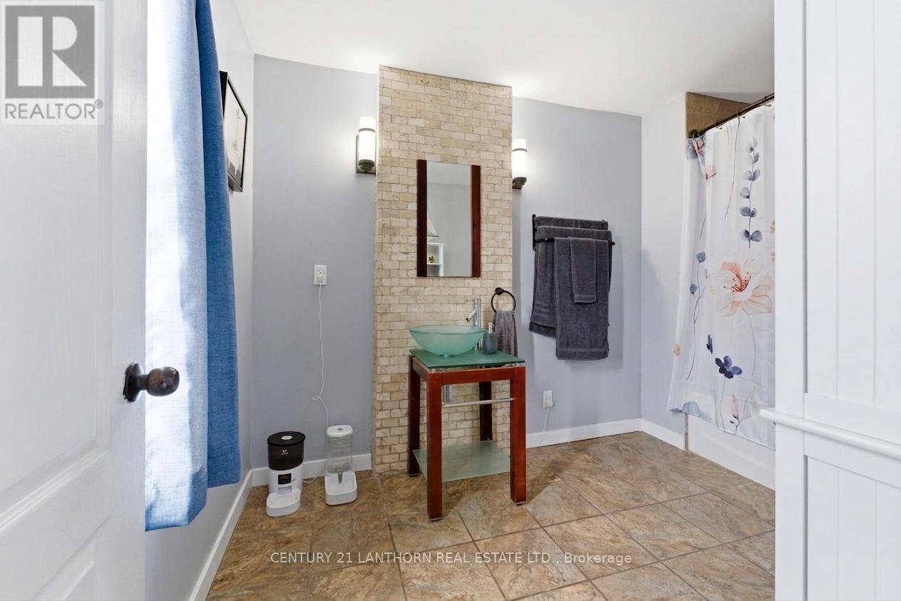 29 Valleyview Crescent, Belleville, Ontario  K8P 3E9 - Photo 9 - X12936212