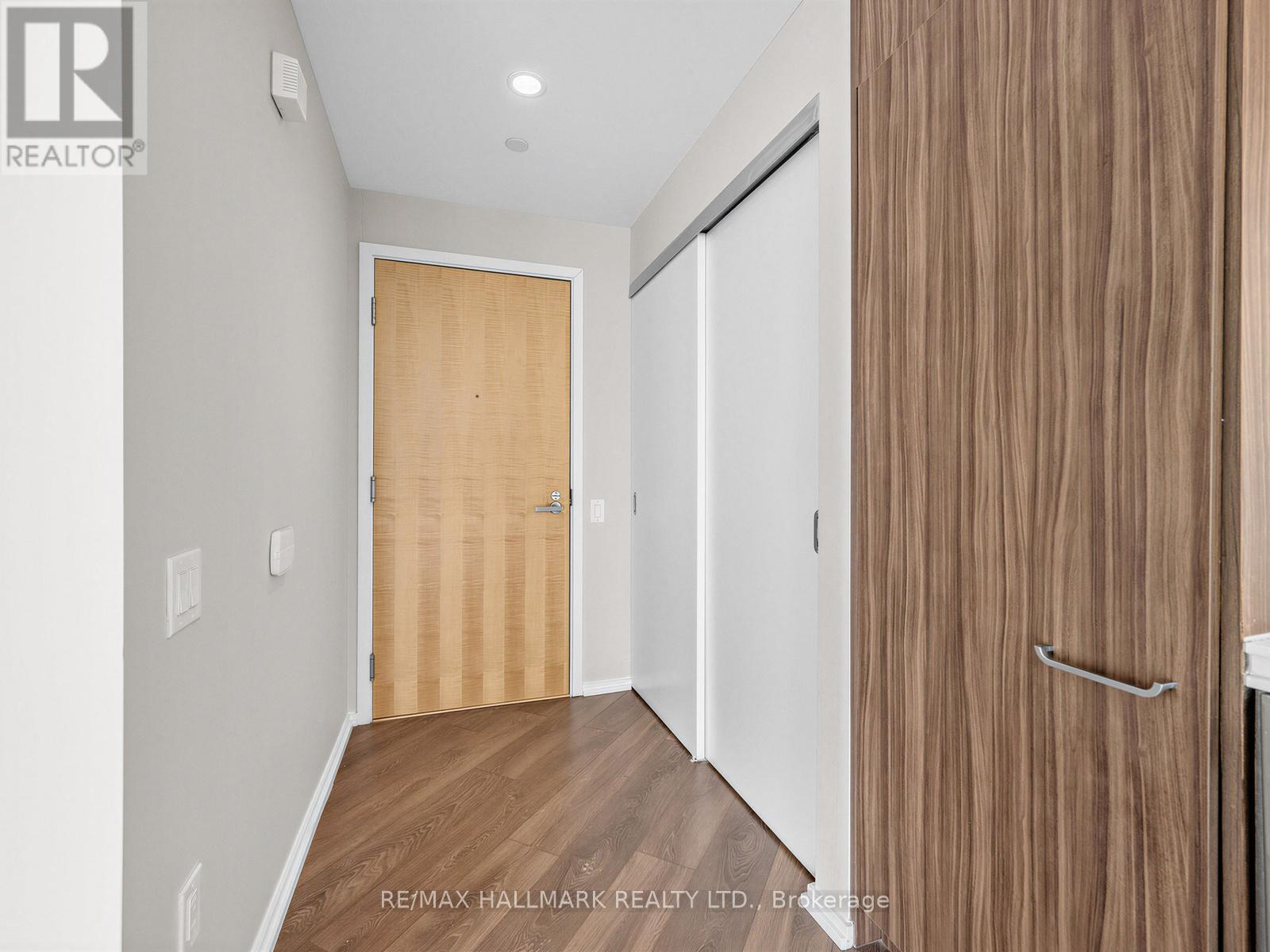 2012 - 45 Charles Street E, Toronto, Ontario  M4Y 0B8 - Photo 2 - C12936306