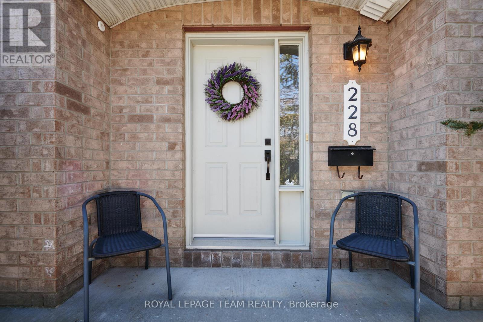 228 Latchford Road, Ottawa, Ontario  K1Z 1B9 - Photo 3 - X12936166