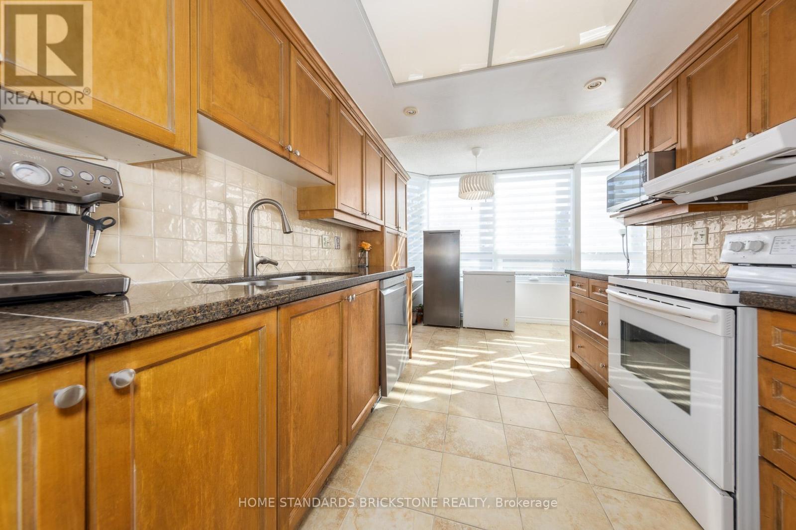 205 - 7601 Bathurst Street W, Vaughan, Ontario  L4J 4H5 - Photo 6 - N12936108