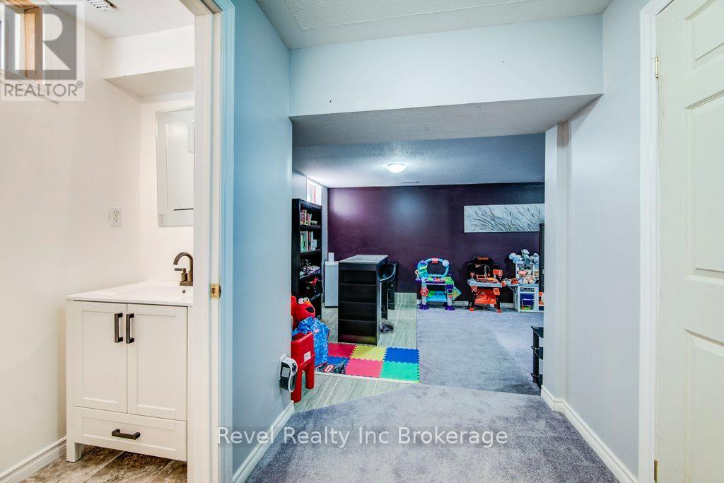 733 Southwood Way, South-West Oxford, Ontario N4V 1G5 - Photo 23 - X12936336