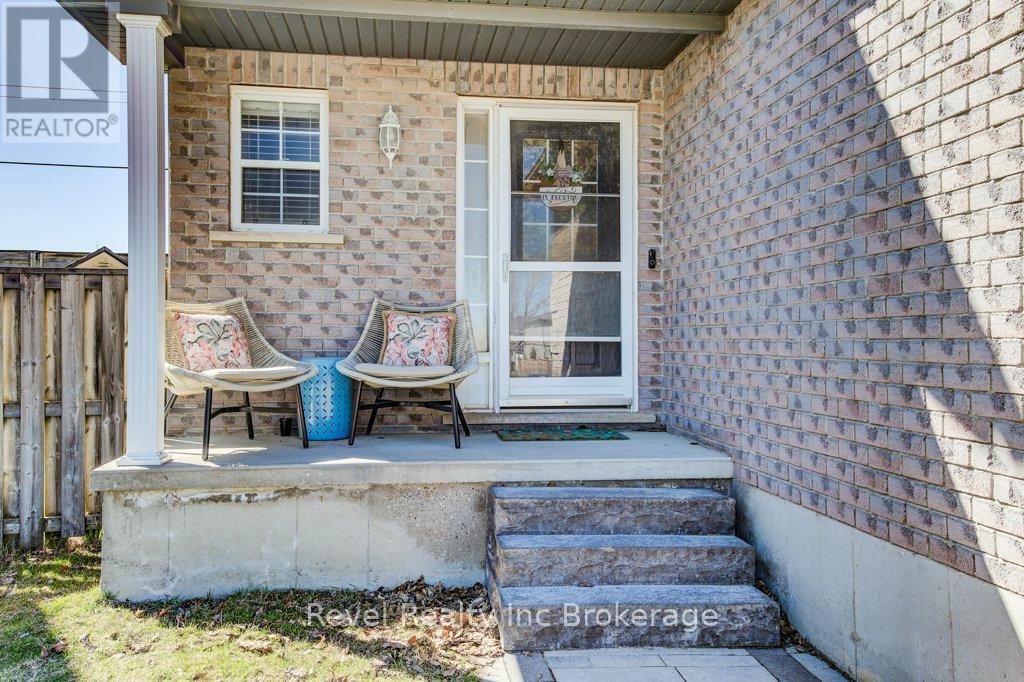 733 Southwood Way, South-West Oxford, Ontario N4V 1G5 - Photo 3 - X12936336