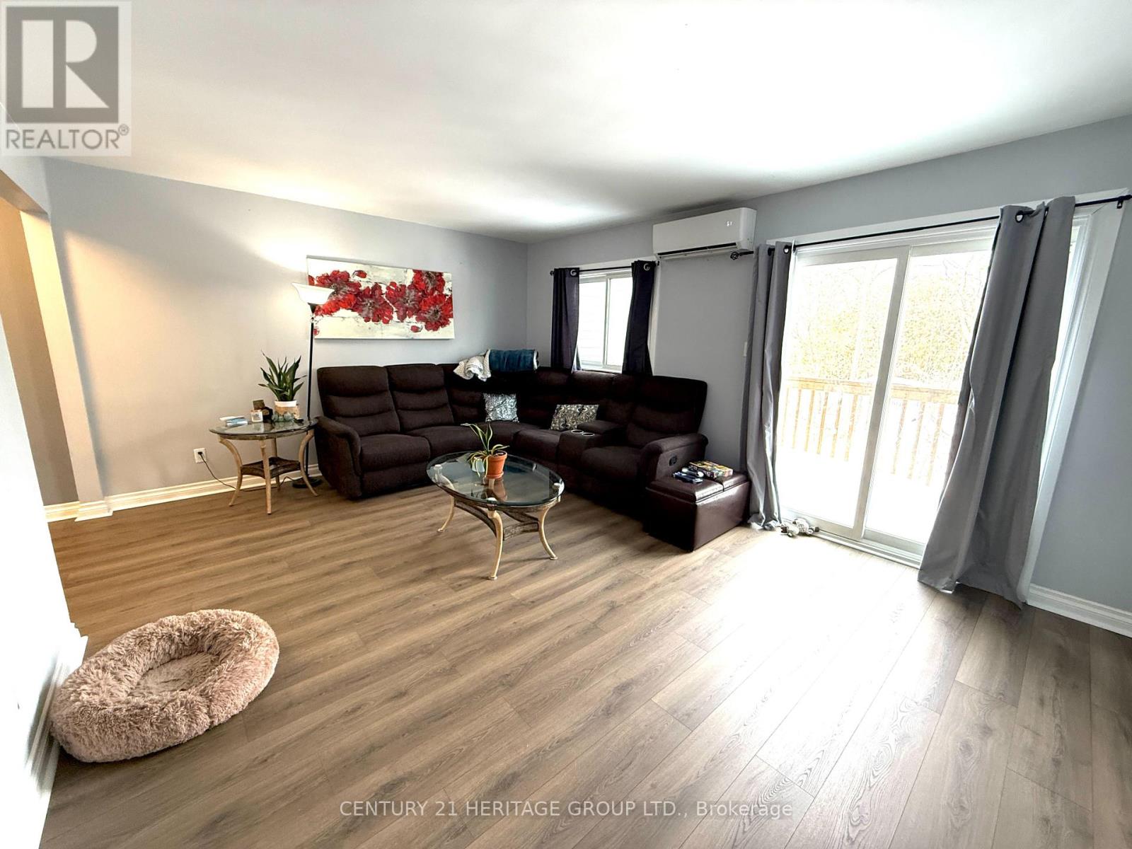 5 - 113 North Street, Georgina, Ontario  L0E 1R0 - Photo 4 - N12936246