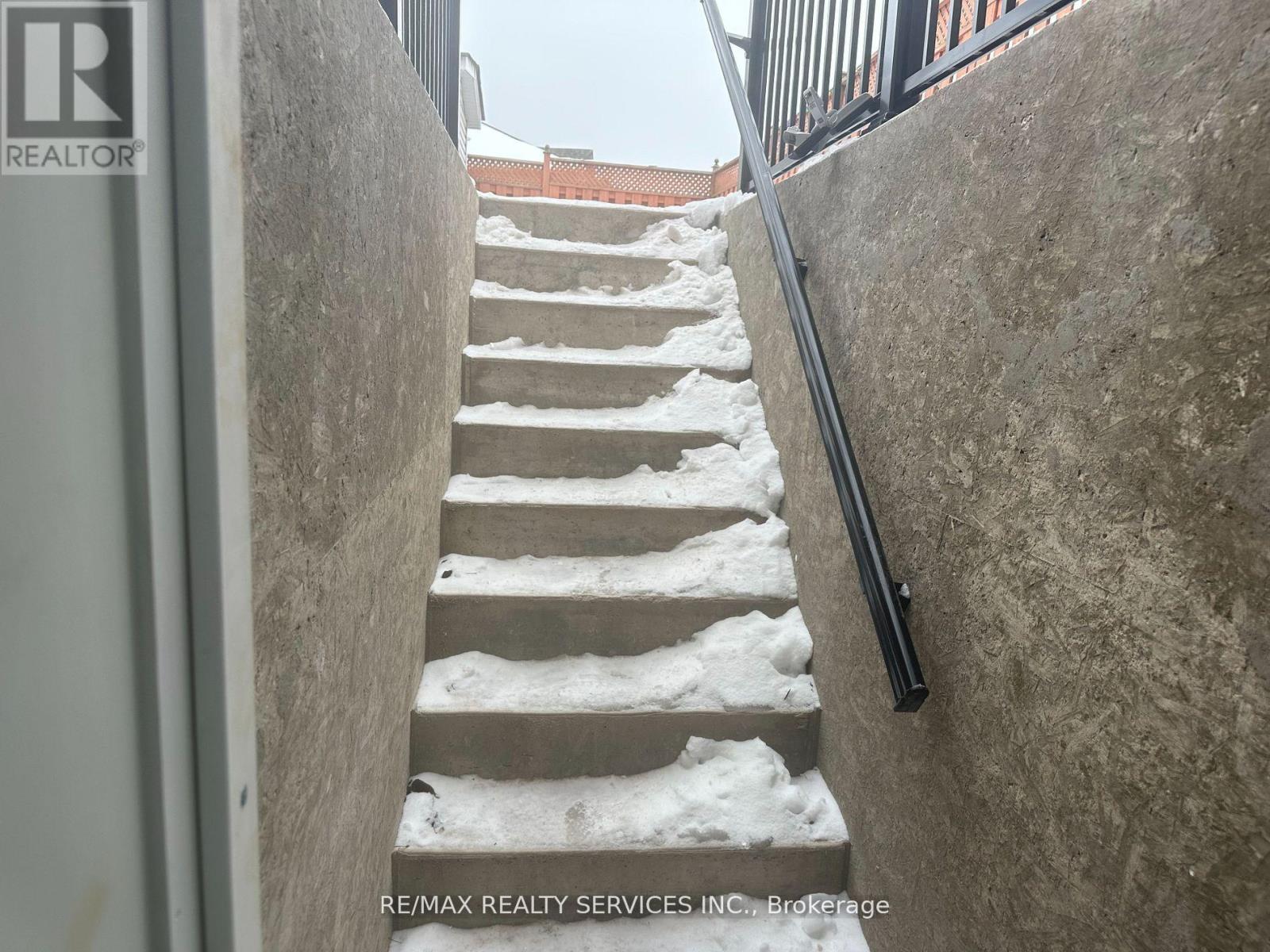 32 Silo Court, Brampton, Ontario  L6X 4S4 - Photo 2 - W12936138