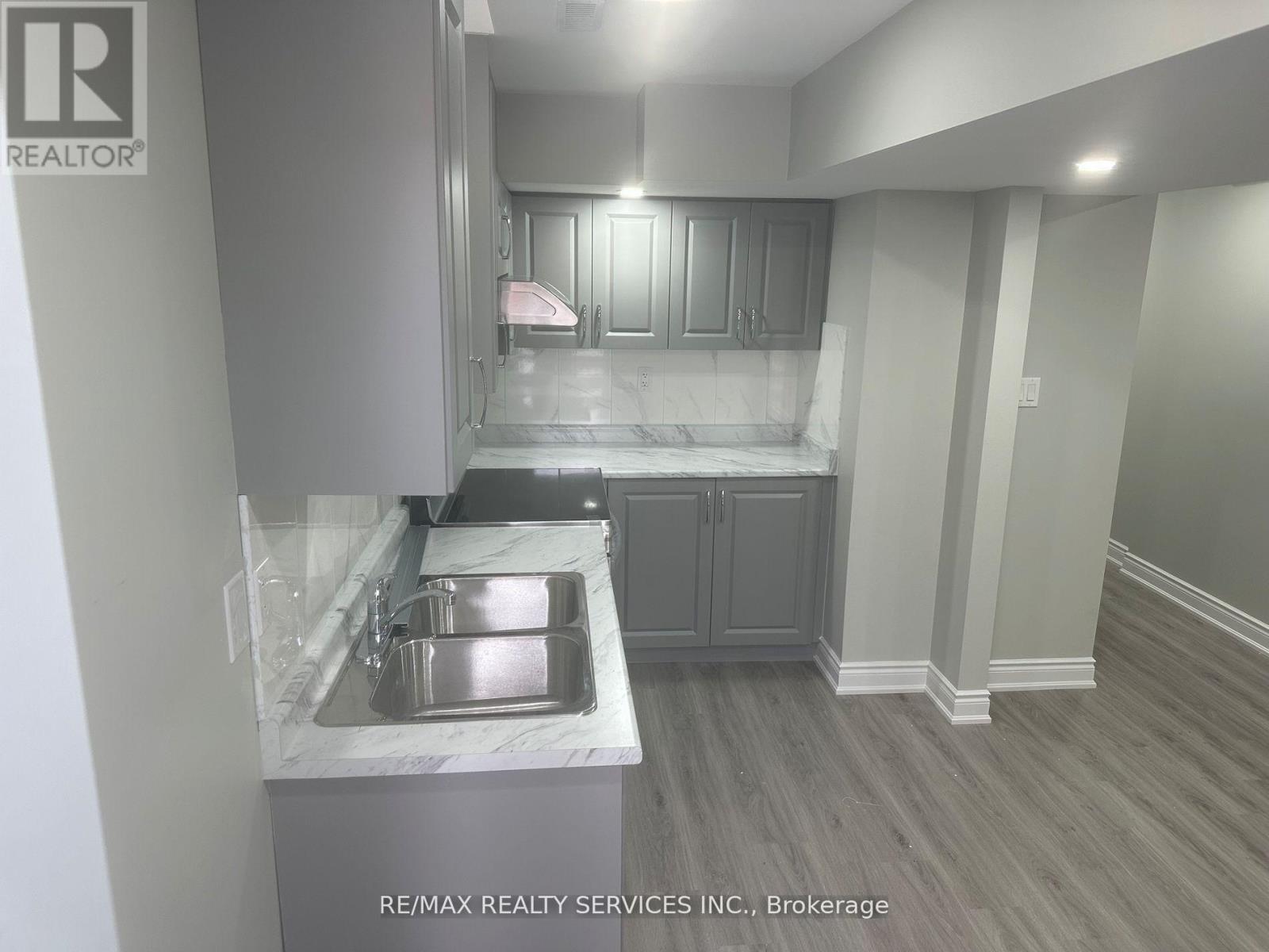 32 Silo Court, Brampton, Ontario  L6X 4S4 - Photo 3 - W12936138