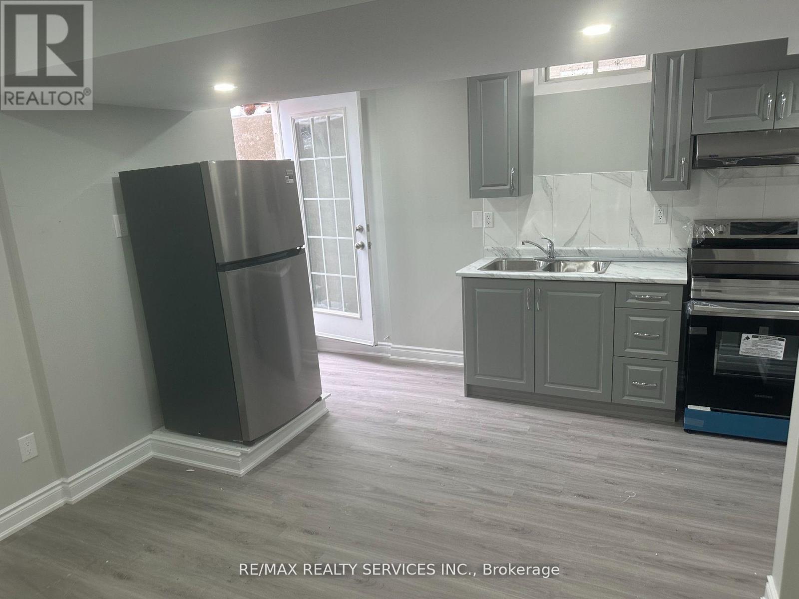 32 Silo Court, Brampton, Ontario  L6X 4S4 - Photo 5 - W12936138